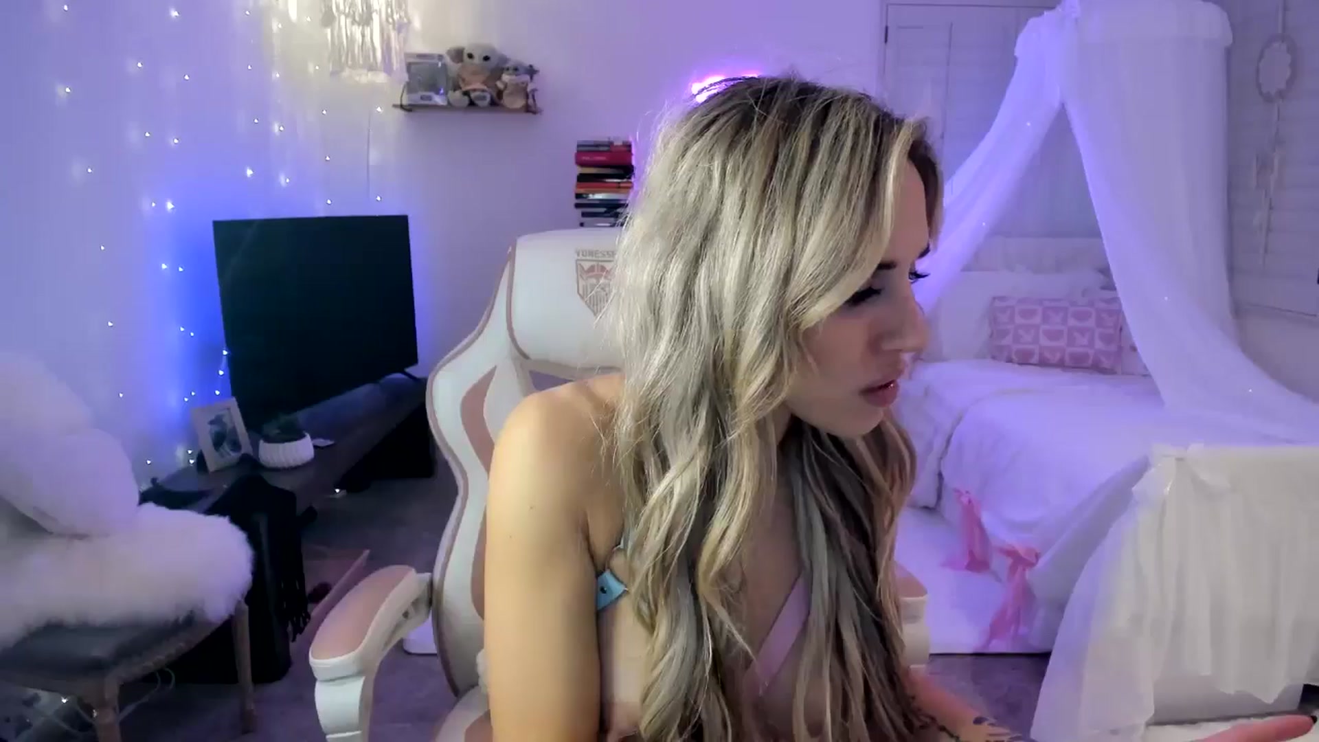 Gallery image thumbnail from LillieQ's myfreecams stream on, 05/02/2025, 15:23 image 12 of 20