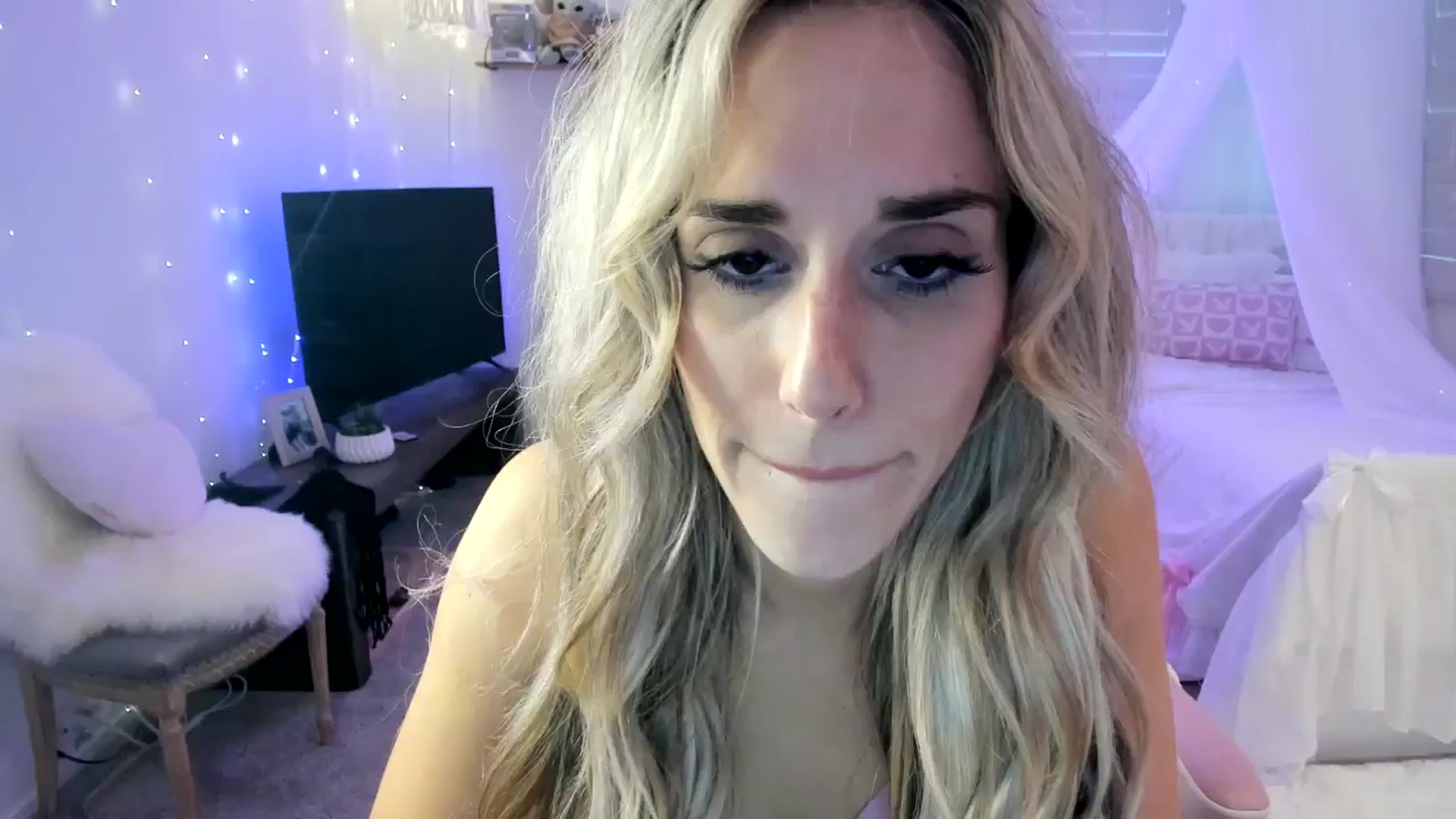 Gallery image thumbnail from LillieQ's myfreecams stream on, 05/02/2025, 15:53 image 1 of 20