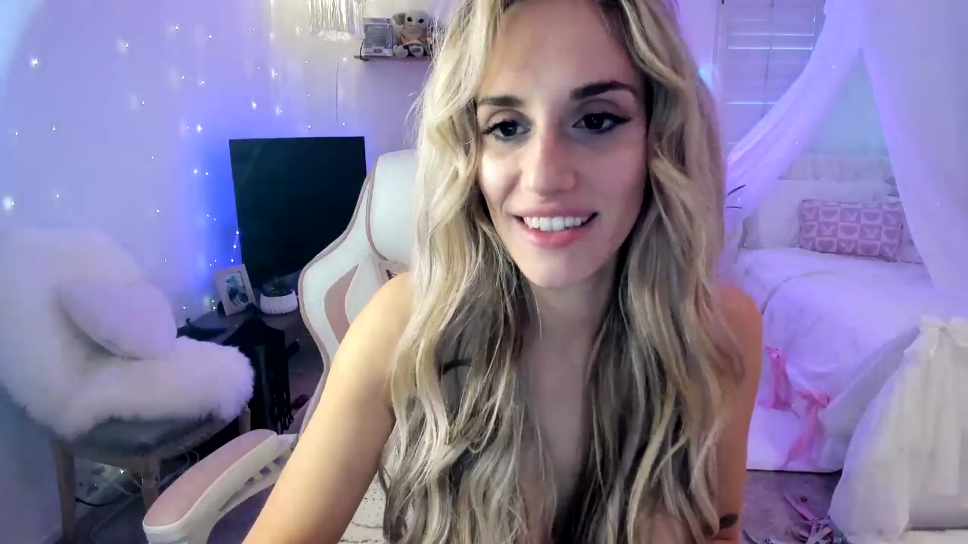 Gallery image thumbnail from LillieQ's myfreecams stream on, 05/02/2025, 17:02 image 12 of 20