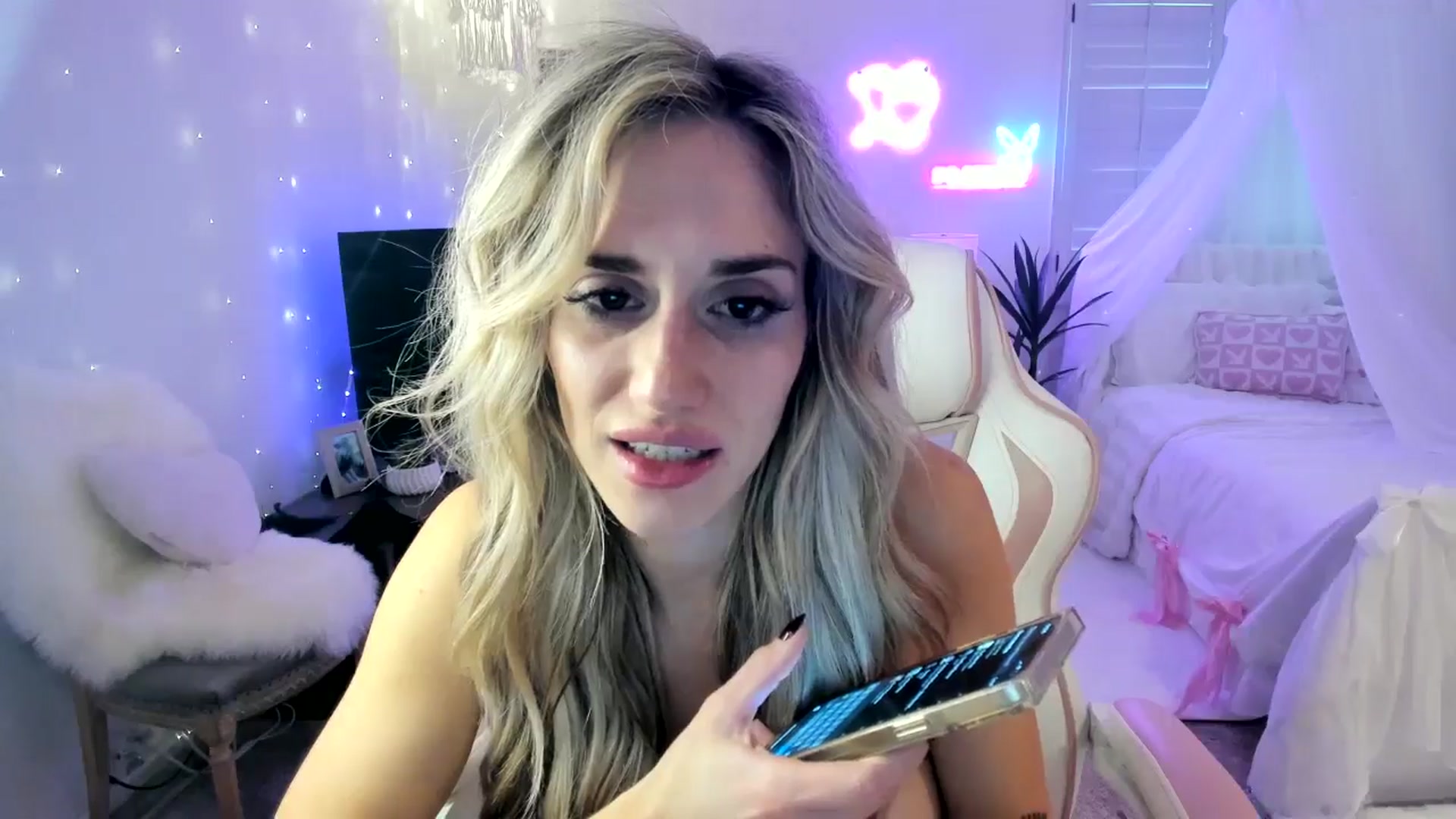 Gallery image thumbnail from LillieQ's myfreecams stream on, 05/02/2025, 18:16 image 16 of 20