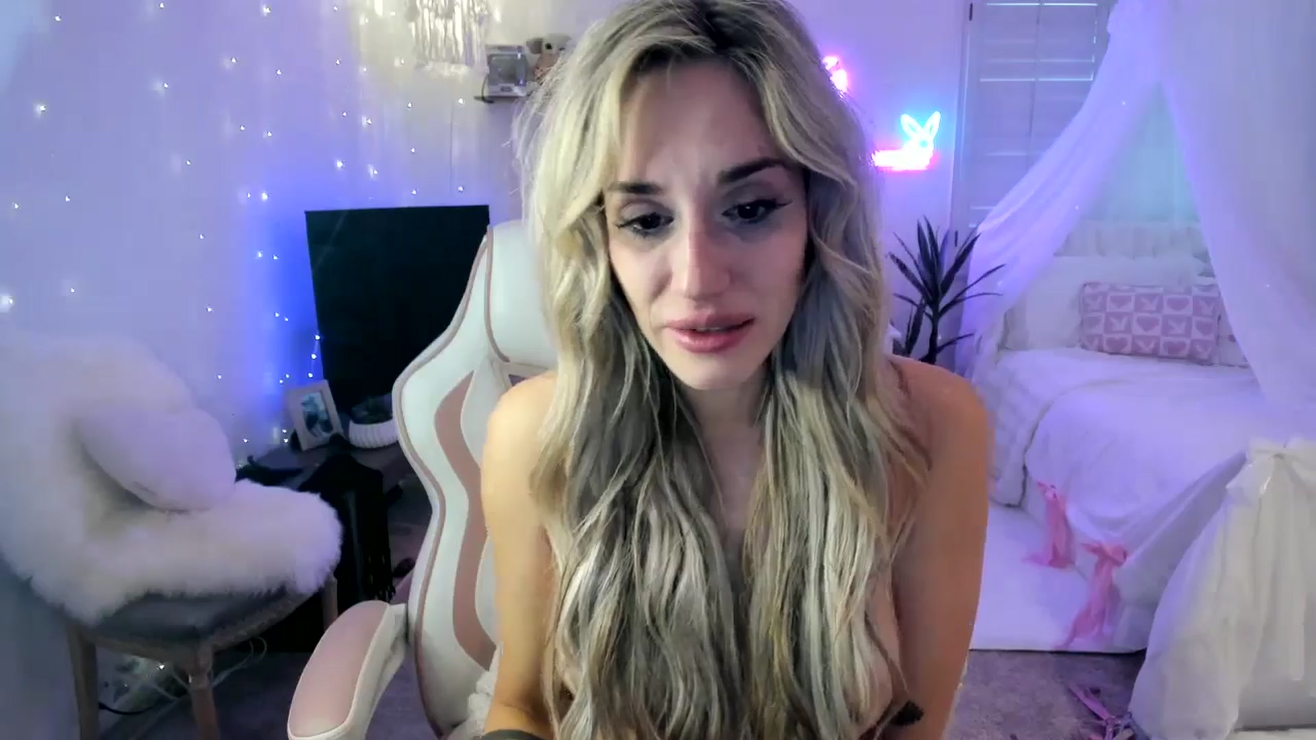 Gallery image thumbnail from LillieQ's myfreecams stream on, 05/02/2025, 18:16 image 6 of 20