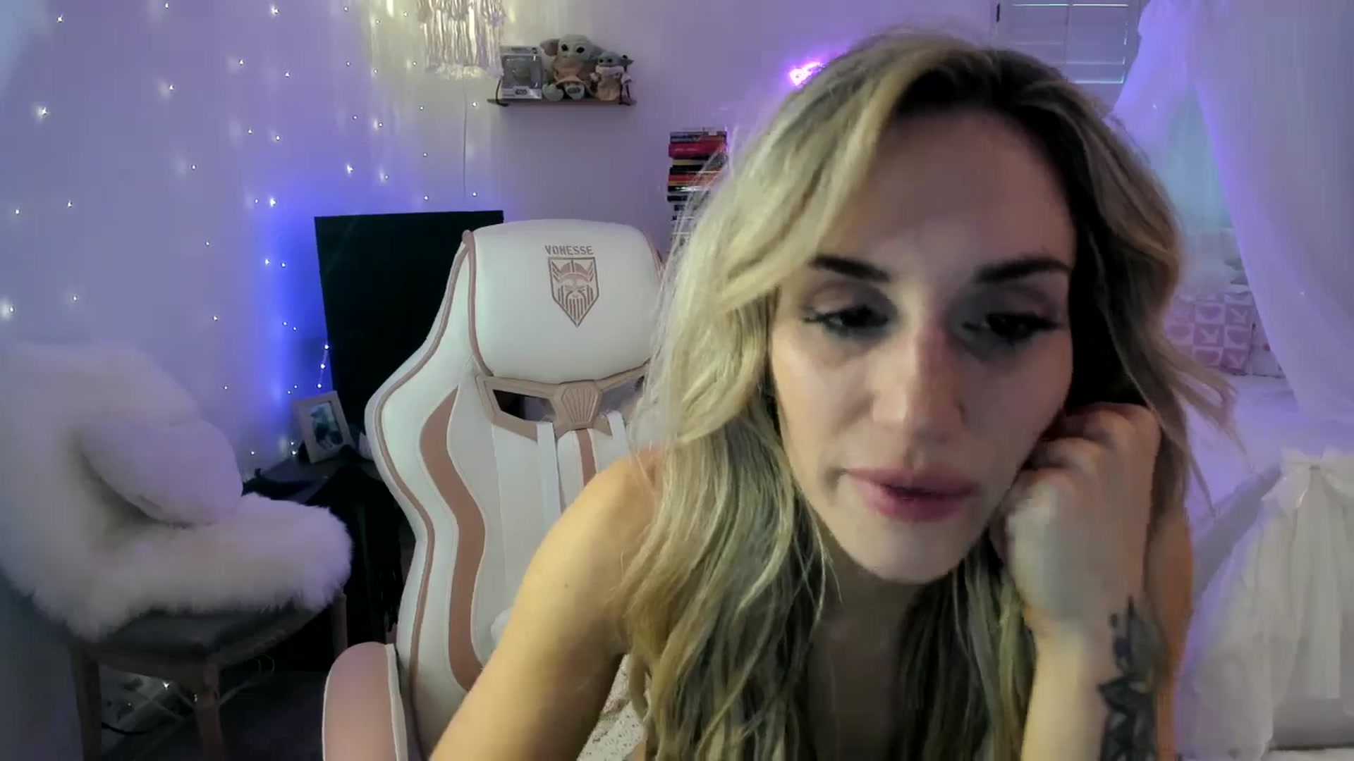 Gallery image thumbnail from LillieQ's myfreecams stream on, 05/02/2025, 18:16 image 9 of 20