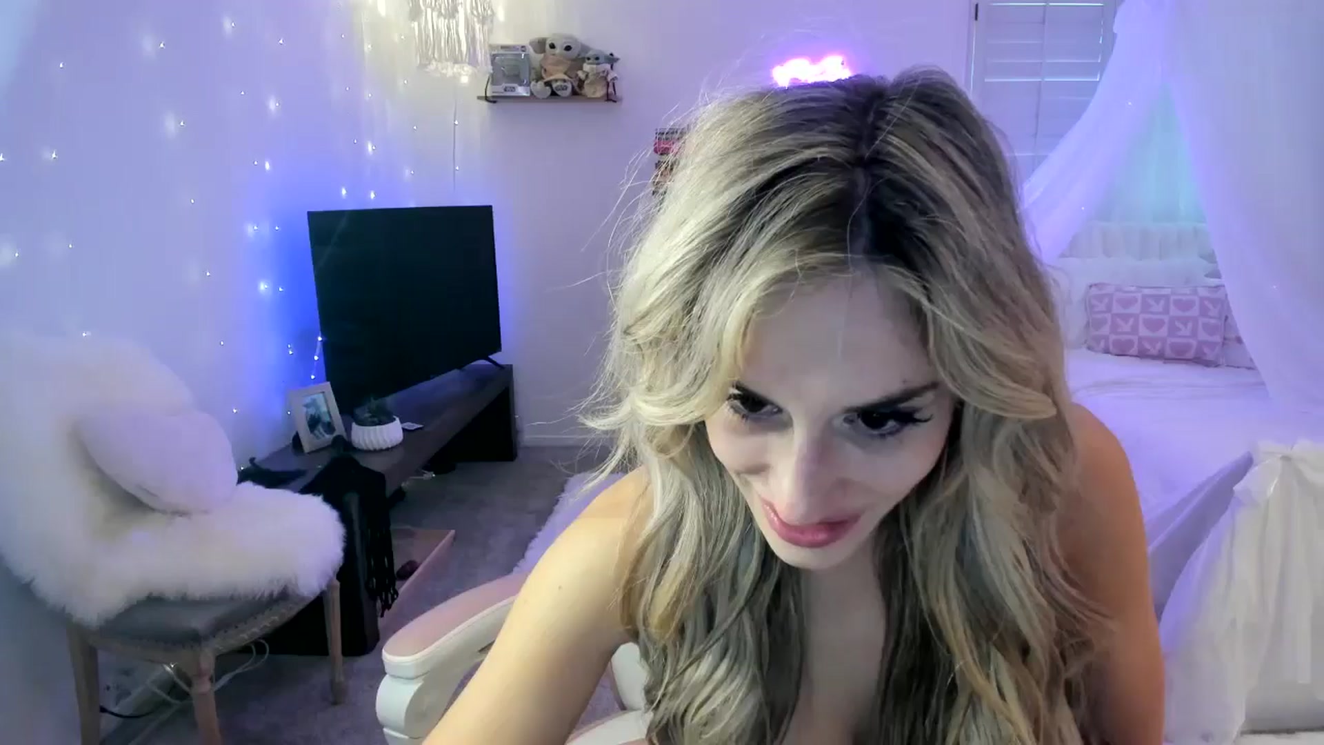 Gallery image thumbnail from LillieQ's myfreecams stream on, 05/02/2025, 18:16 image 17 of 20