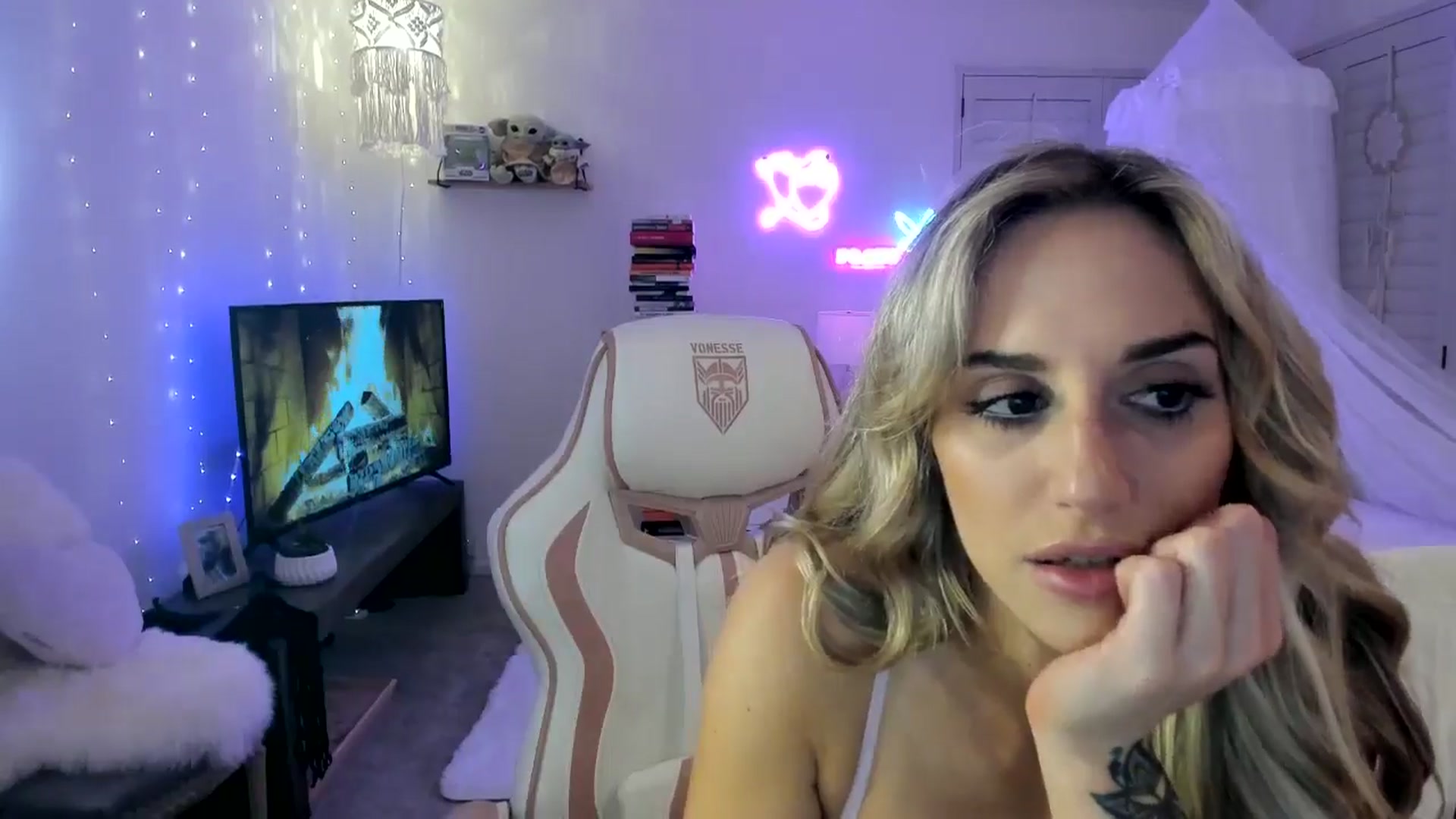 Gallery image thumbnail from LillieQ's myfreecams stream on, 05/03/2025, 15:34 image 7 of 20