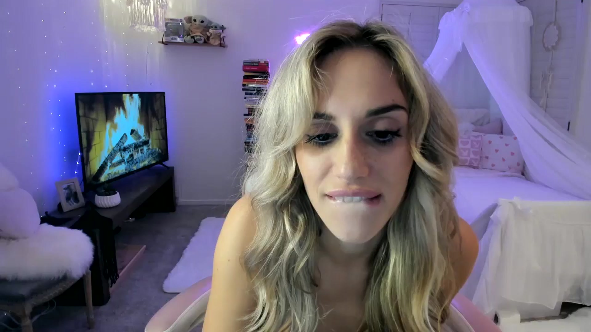 Gallery image thumbnail from LillieQ's myfreecams stream on, 05/03/2025, 15:34 image 17 of 20