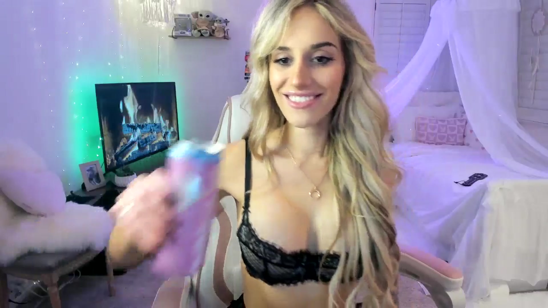 Gallery image thumbnail from LillieQ's myfreecams stream on, 05/04/2025, 08:20 image 6 of 20