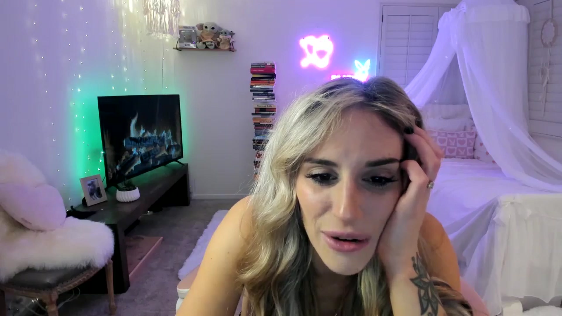 Gallery image thumbnail from LillieQ's myfreecams stream on, 05/04/2025, 08:20 image 16 of 20