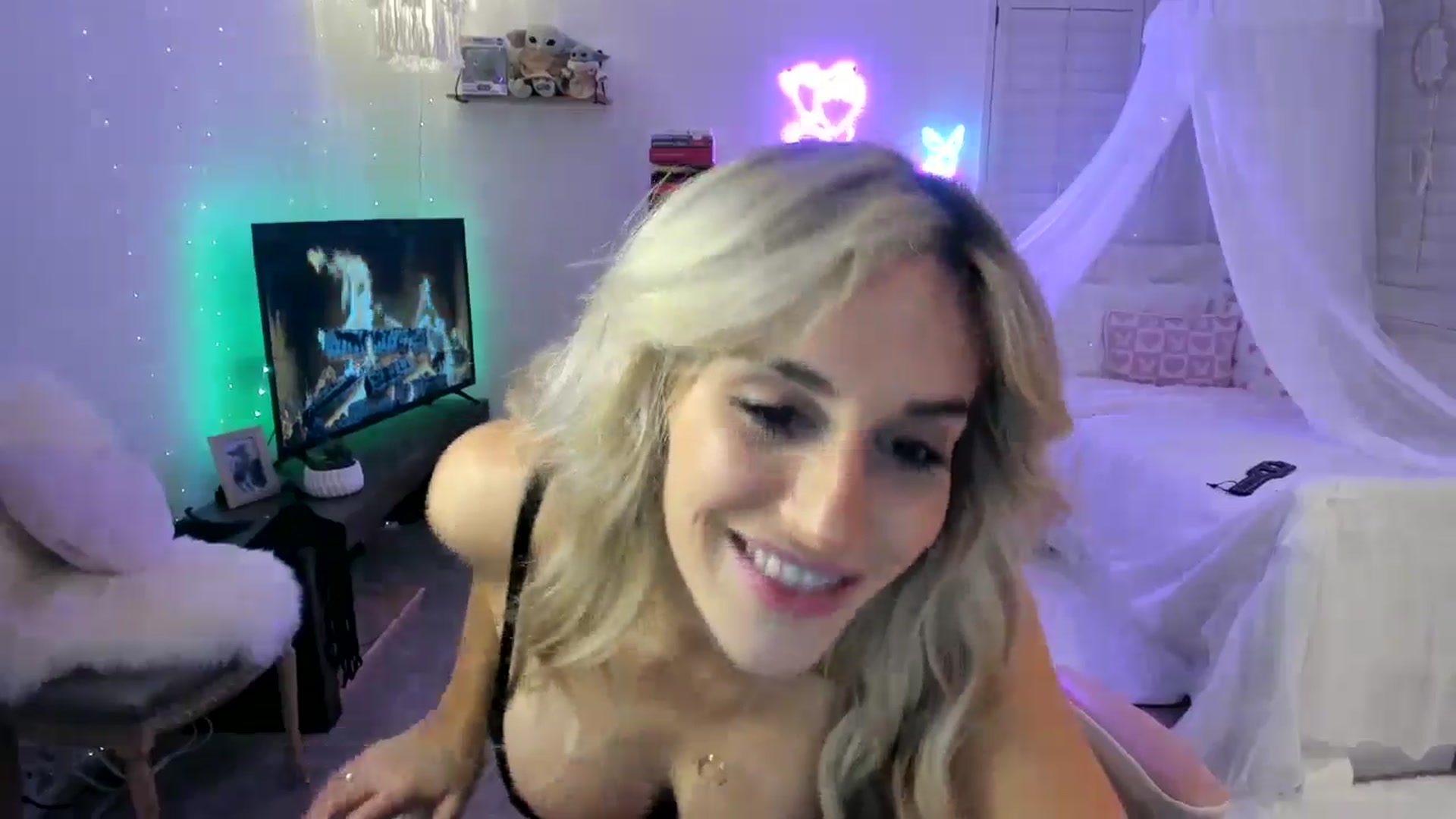 Gallery image thumbnail from LillieQ's myfreecams stream on, 05/04/2025, 08:20 image 10 of 20