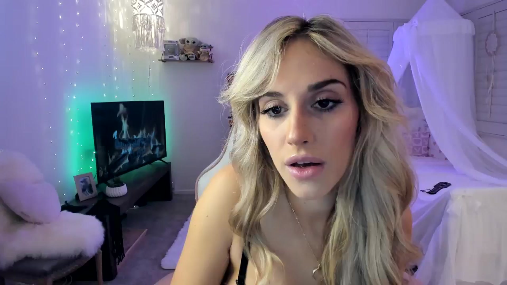 Gallery image thumbnail from LillieQ's myfreecams stream on, 05/04/2025, 08:20 image 3 of 20