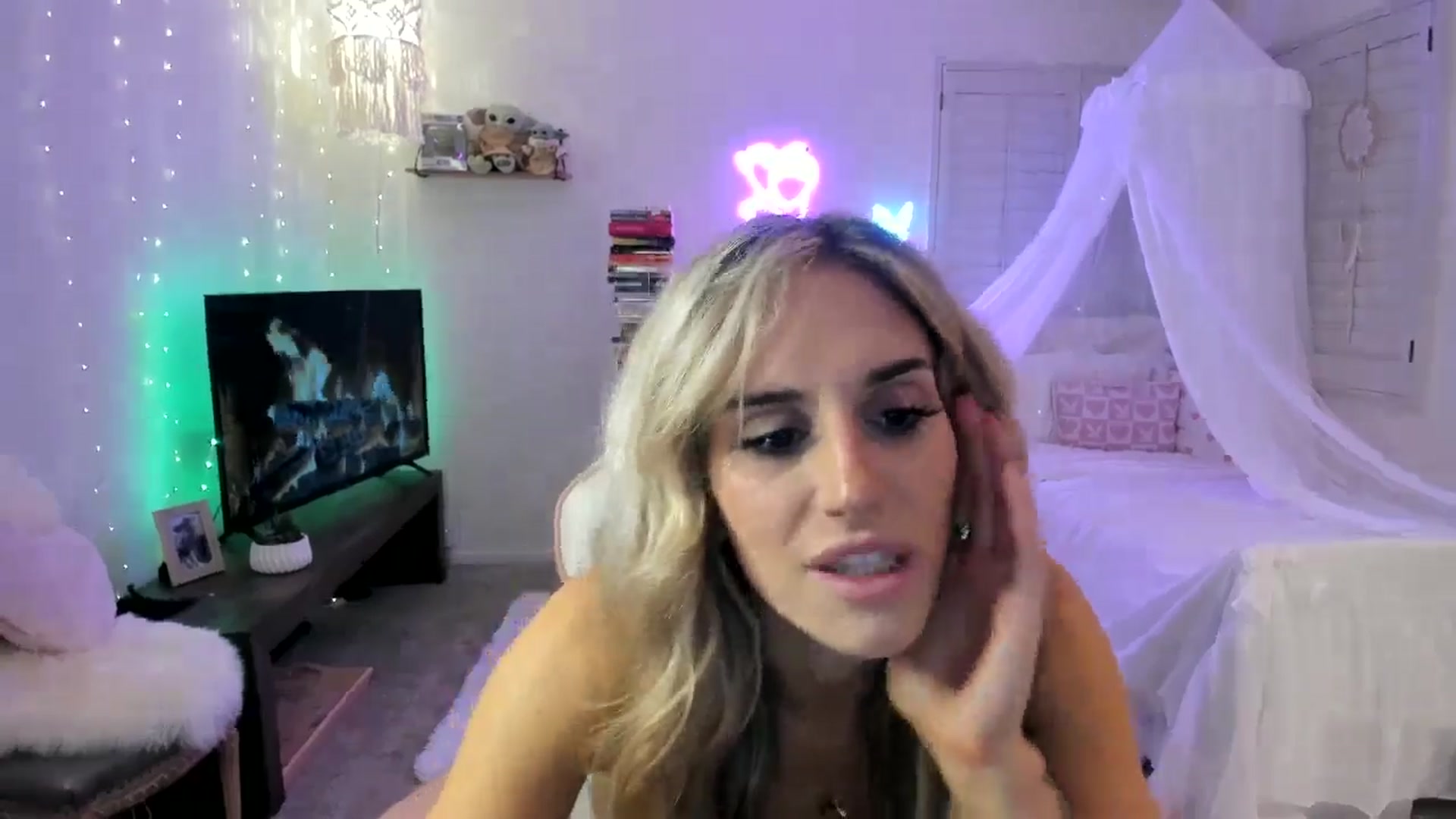 Gallery image thumbnail from LillieQ's myfreecams stream on, 05/04/2025, 08:20 image 19 of 20