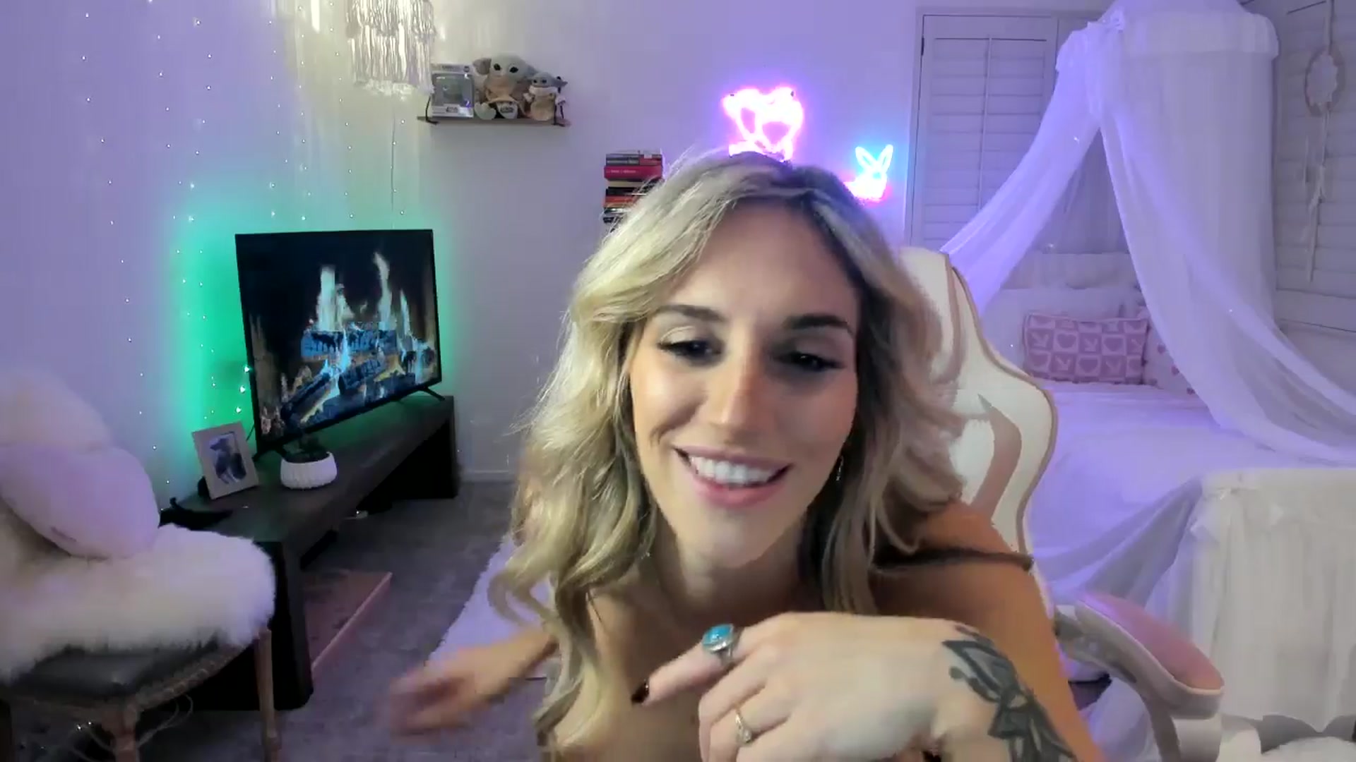 Gallery image thumbnail from LillieQ's myfreecams stream on, 05/04/2025, 08:20 image 15 of 20
