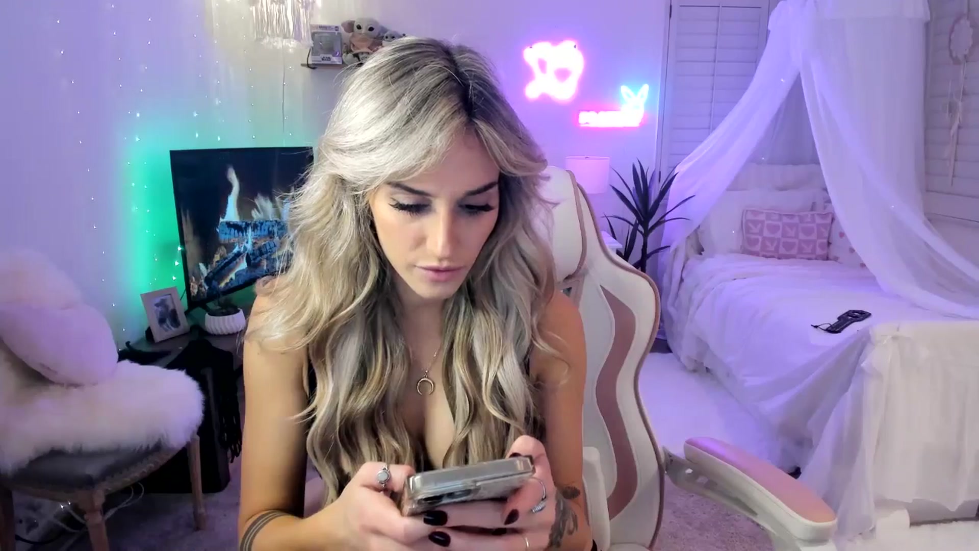 Gallery image thumbnail from LillieQ's myfreecams stream on, 05/04/2025, 08:20 image 9 of 20