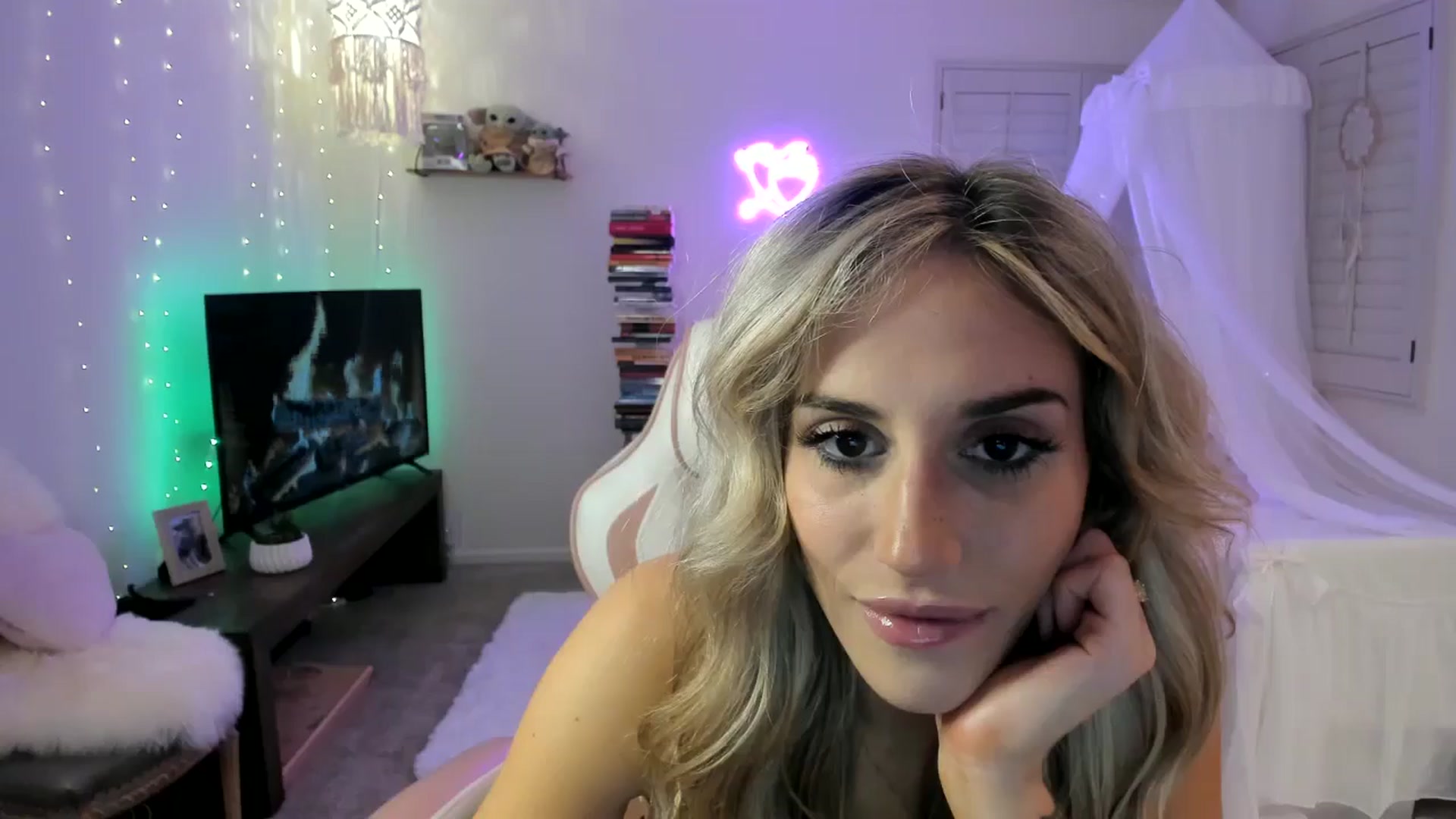 Gallery image thumbnail from LillieQ's myfreecams stream on, 05/04/2025, 08:20 image 20 of 20
