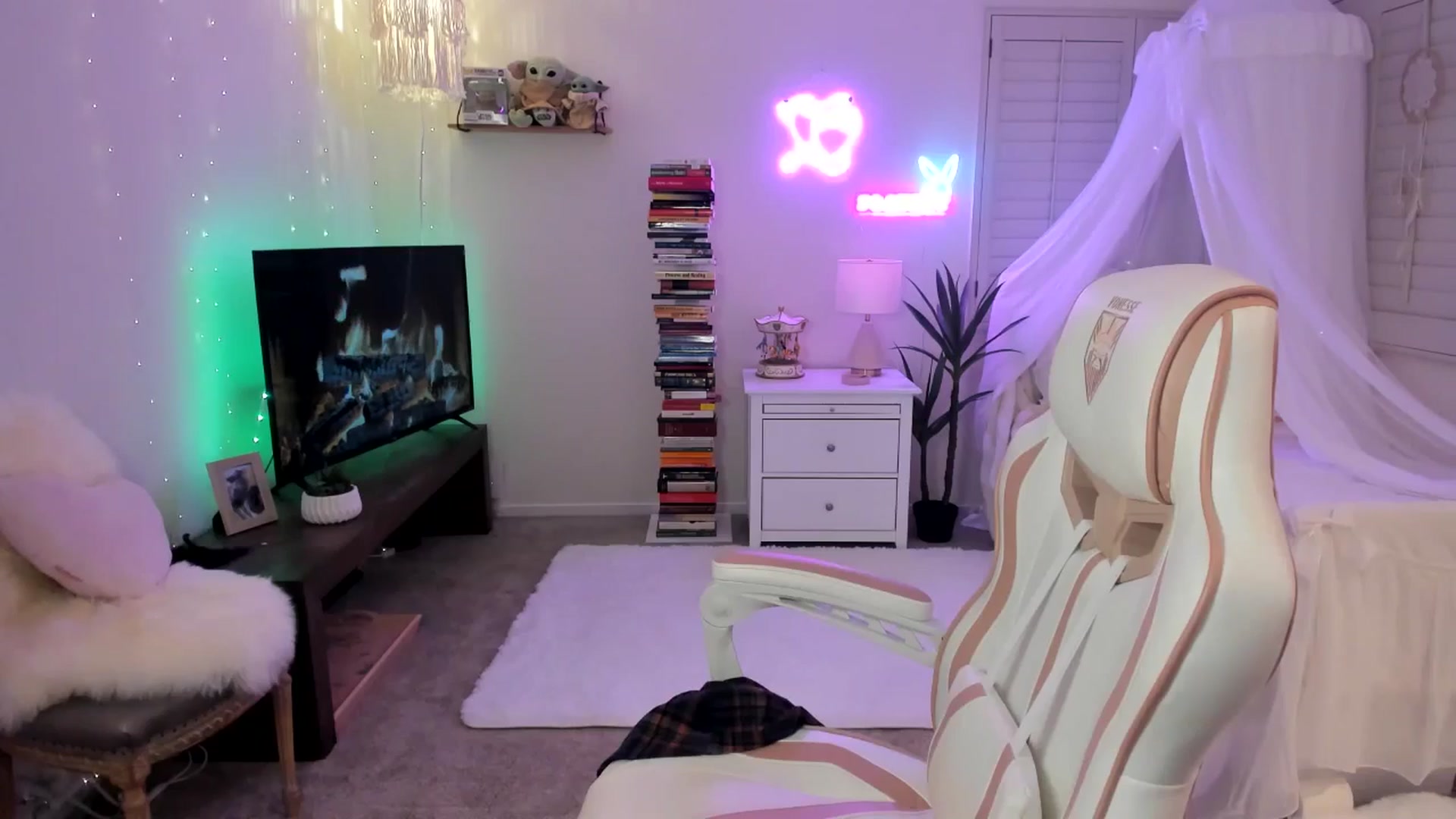 Gallery image thumbnail from LillieQ's myfreecams stream on, 05/04/2025, 08:20 image 18 of 20