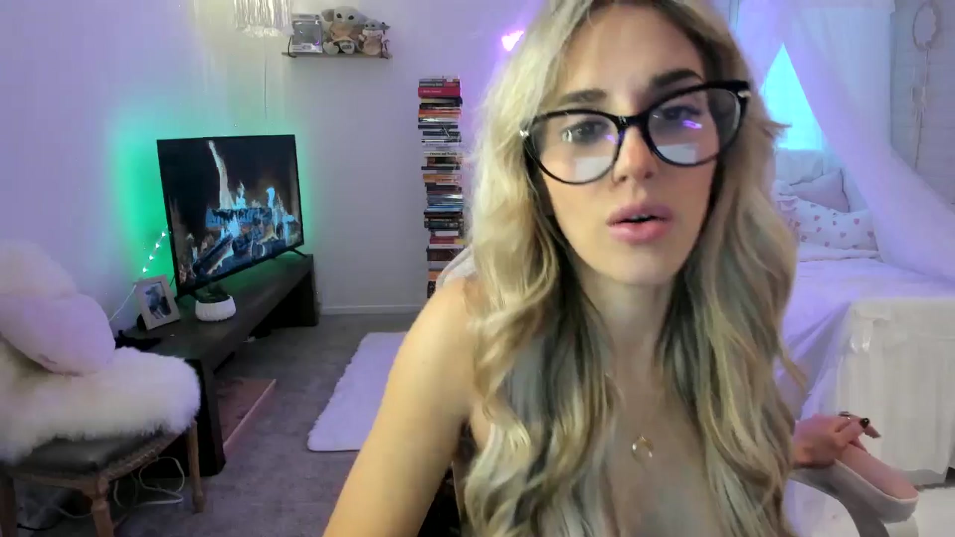 Gallery image thumbnail from LillieQ's myfreecams stream on, 05/04/2025, 15:45 image 14 of 20
