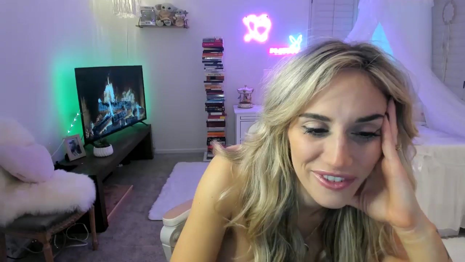 Gallery image thumbnail from LillieQ's myfreecams stream on, 05/04/2025, 15:45 image 6 of 20