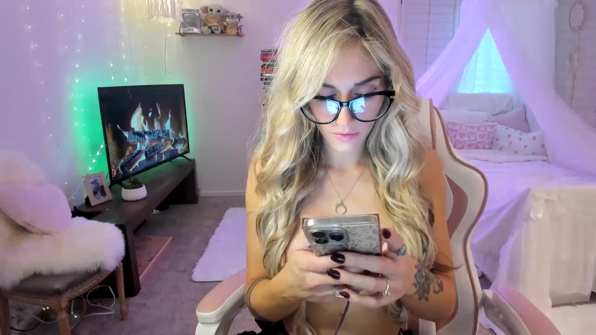 Gallery image thumbnail from LillieQ's myfreecams stream on, 05/04/2025, 15:45 image 12 of 20