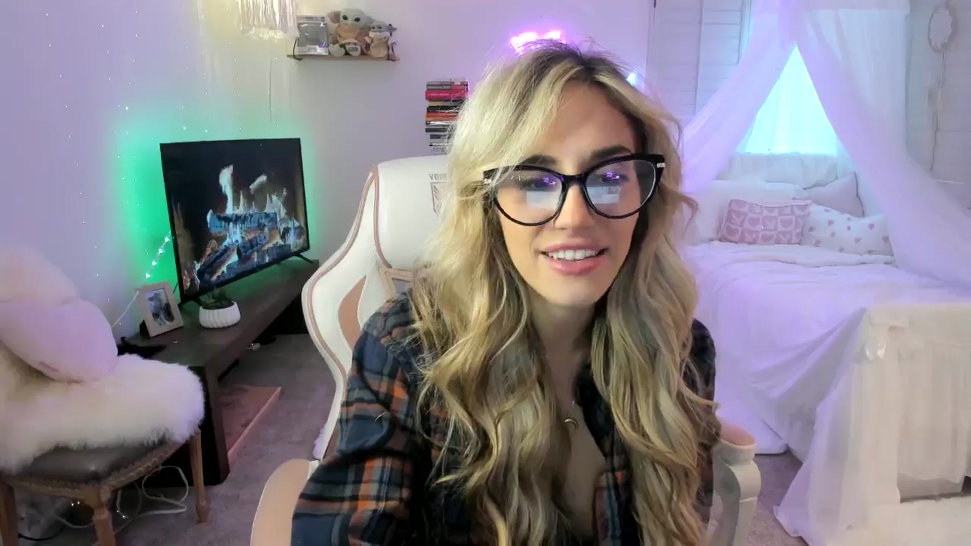 Gallery image thumbnail from LillieQ's myfreecams stream on, 05/04/2025, 16:31 image 14 of 20