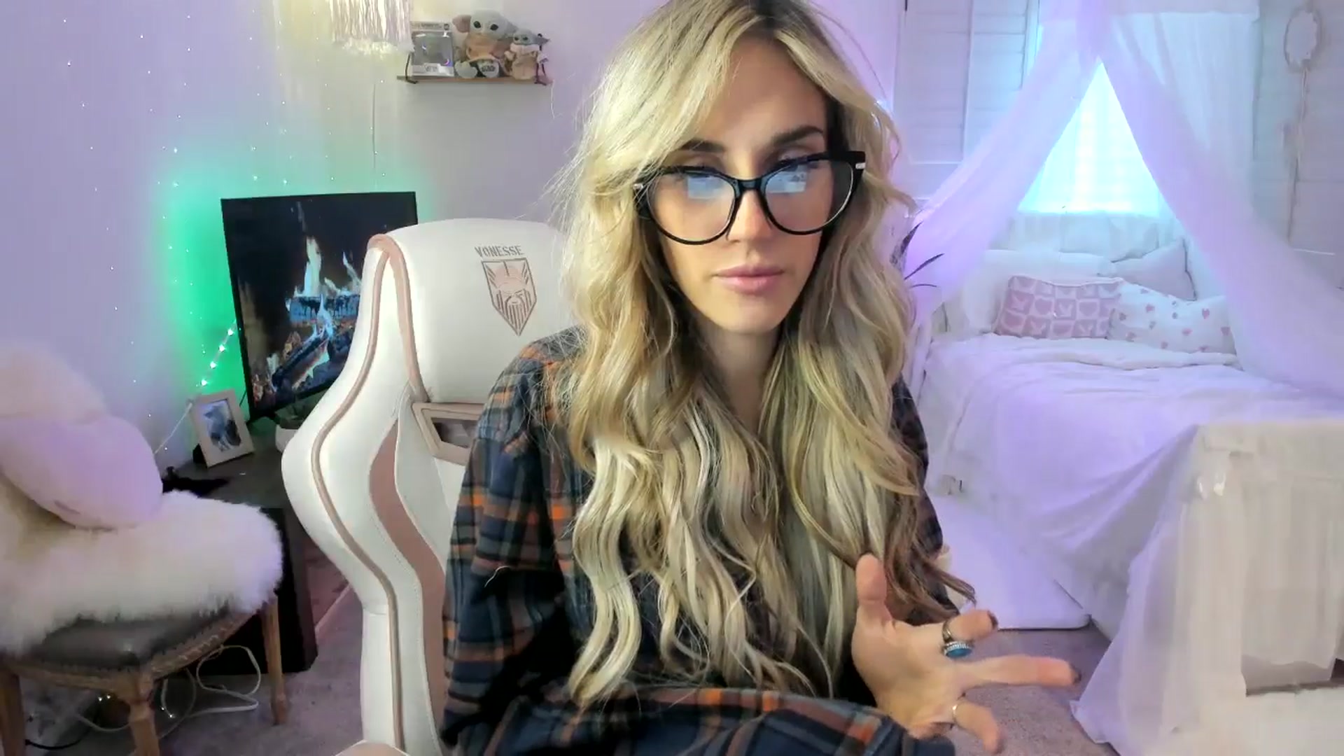 Gallery image thumbnail from LillieQ's myfreecams stream on, 05/04/2025, 16:31 image 9 of 20