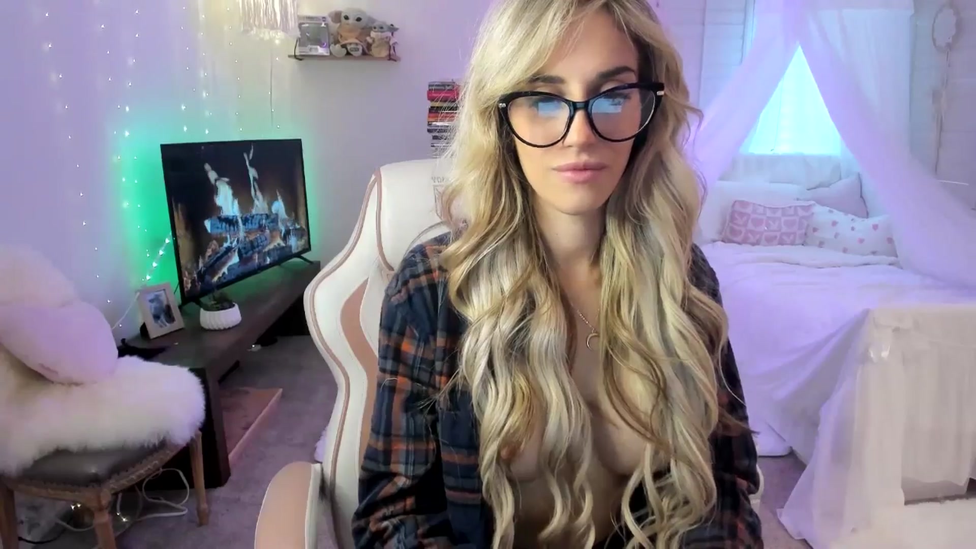 Gallery image thumbnail from LillieQ's myfreecams stream on, 05/04/2025, 16:31 image 17 of 20