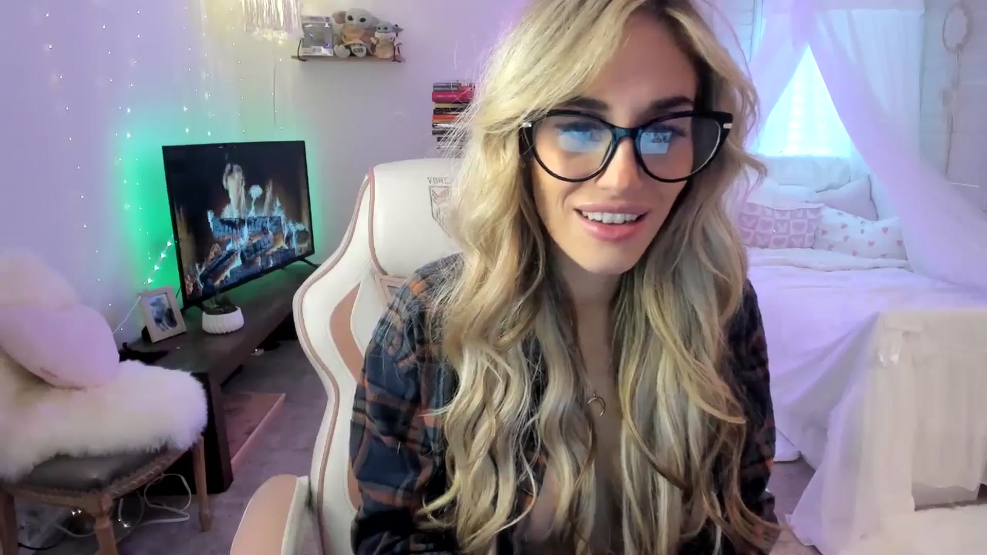 Gallery image thumbnail from LillieQ's myfreecams stream on, 05/04/2025, 16:31 image 8 of 20