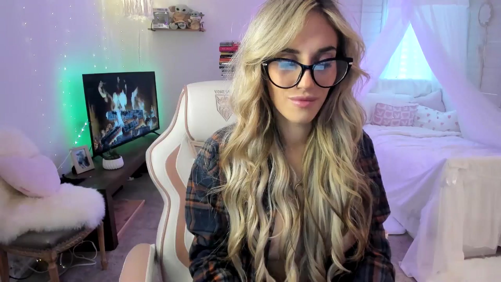 Gallery image thumbnail from LillieQ's myfreecams stream on, 05/04/2025, 16:31 image 7 of 20