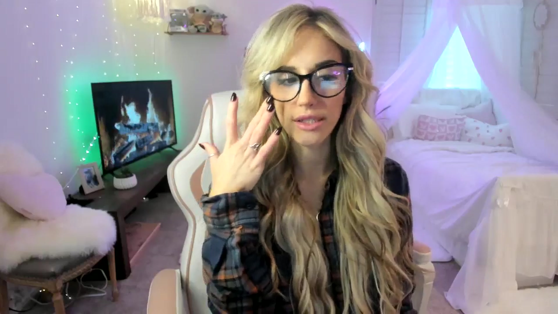 Gallery image thumbnail from LillieQ's myfreecams stream on, 05/04/2025, 16:31 image 13 of 20
