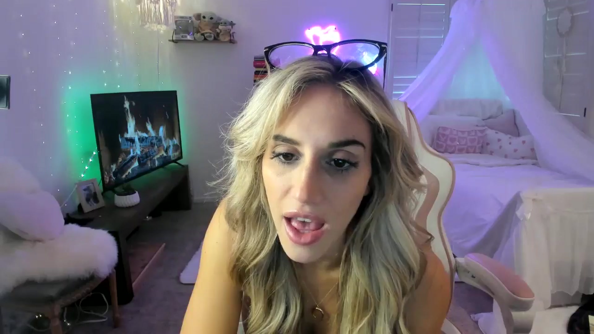 Gallery image thumbnail from LillieQ's myfreecams stream on, 05/04/2025, 18:51 image 17 of 20