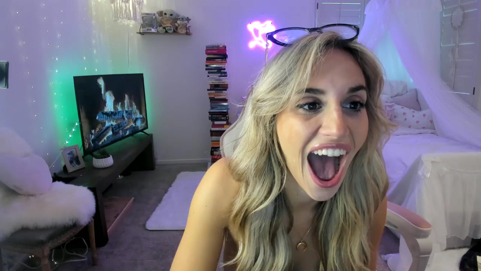Gallery image thumbnail from LillieQ's myfreecams stream on, 05/04/2025, 18:51 image 16 of 20