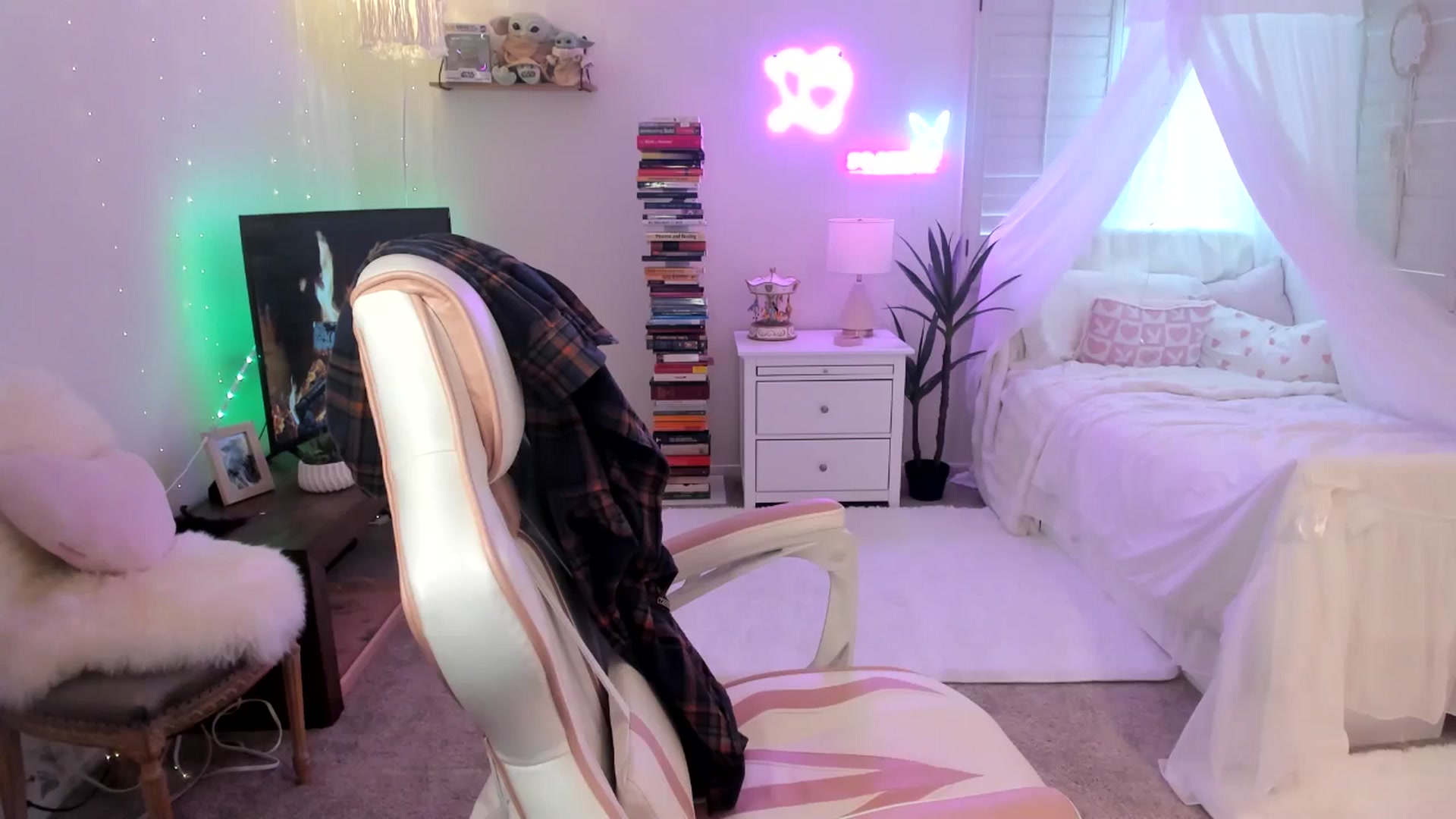 Gallery image thumbnail from LillieQ's myfreecams stream on, 05/04/2025, 18:51 image 1 of 20