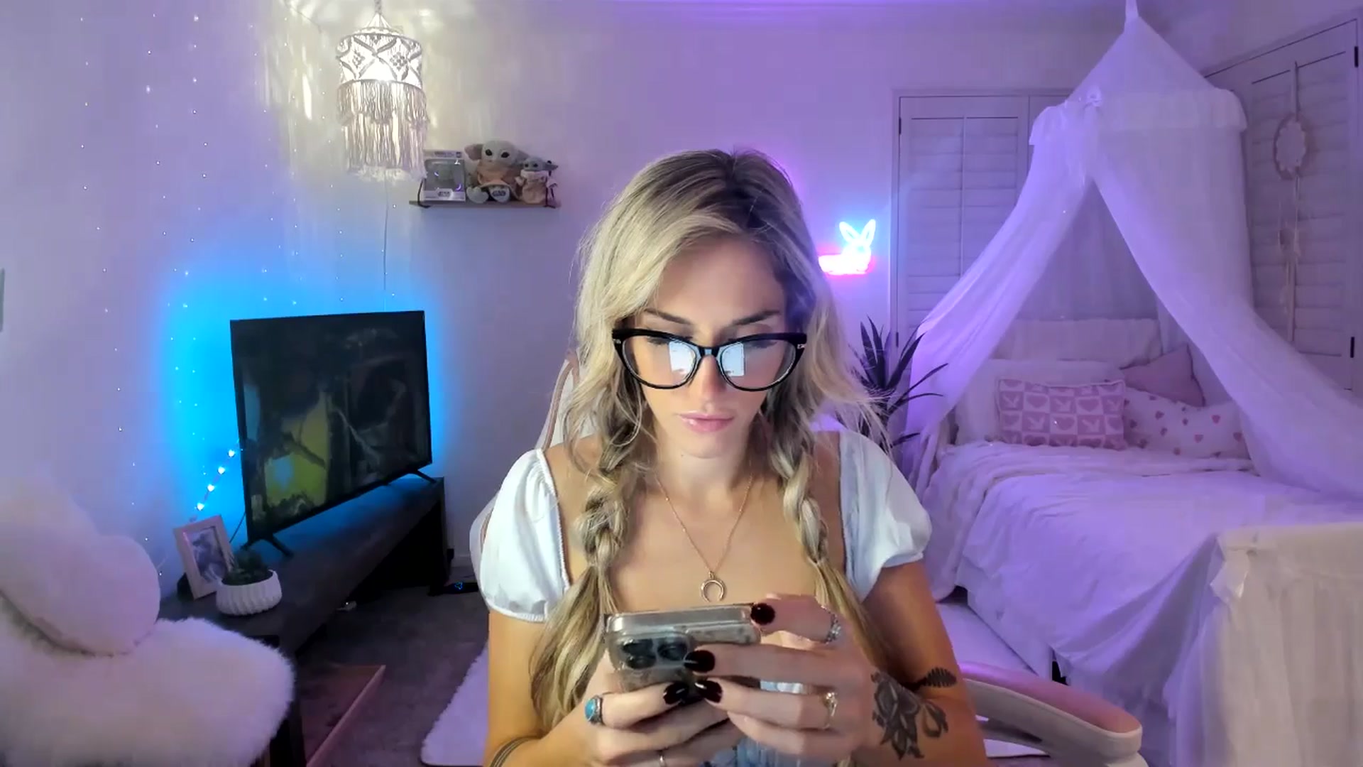 Gallery image thumbnail from LillieQ's myfreecams stream on, 05/05/2025, 13:33 image 3 of 20