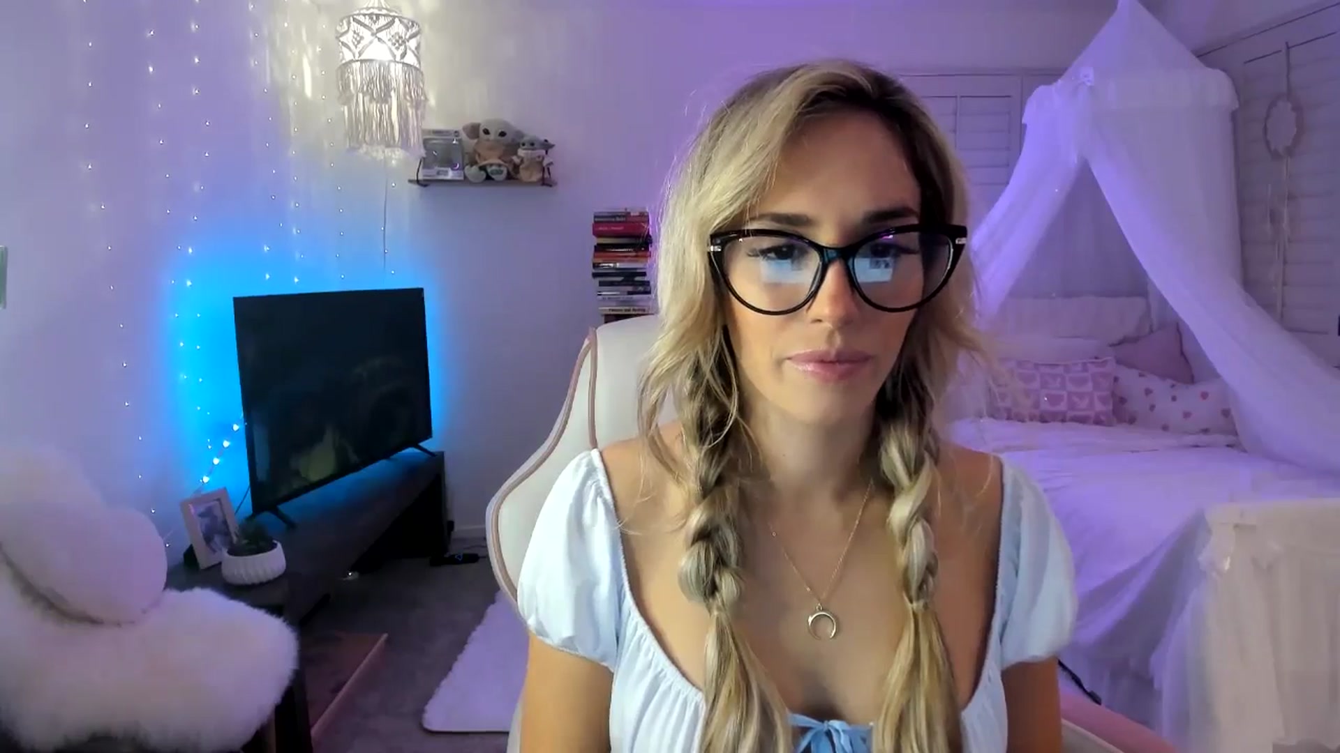 Gallery image thumbnail from LillieQ's myfreecams stream on, 05/05/2025, 13:33 image 4 of 20