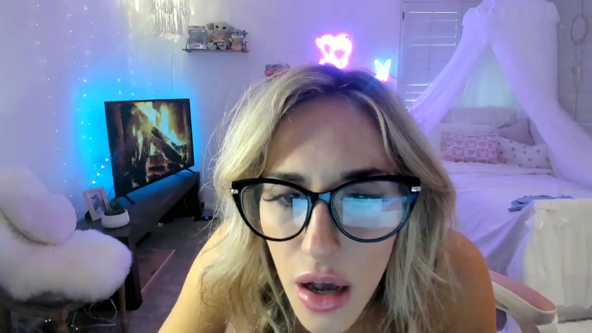 Gallery image thumbnail from LillieQ's myfreecams stream on, 05/05/2025, 14:22 image 7 of 20