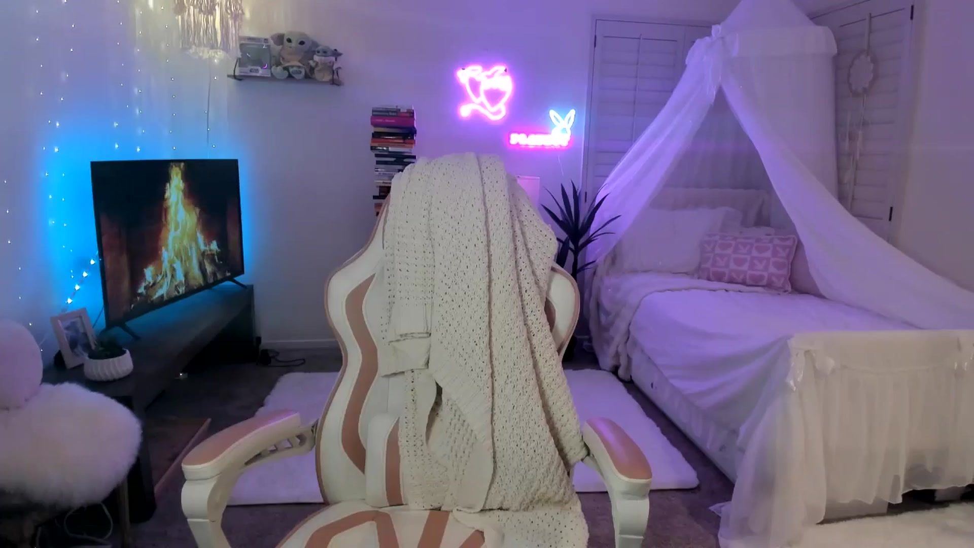 Gallery image thumbnail from LillieQ's myfreecams stream on, 05/06/2025, 06:25 image 9 of 20