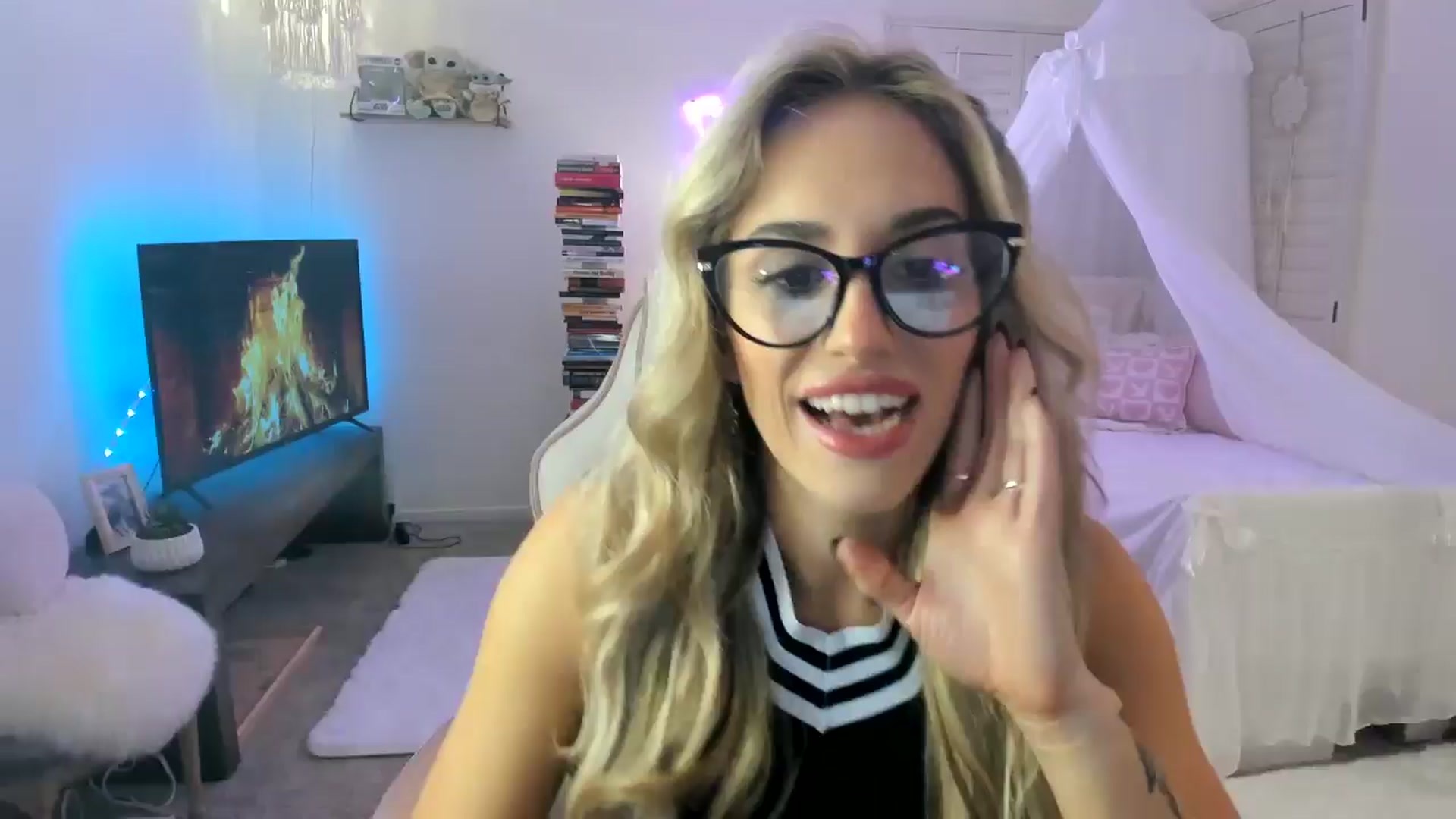 Gallery image thumbnail from LillieQ's myfreecams stream on, 05/06/2025, 06:25 image 1 of 20