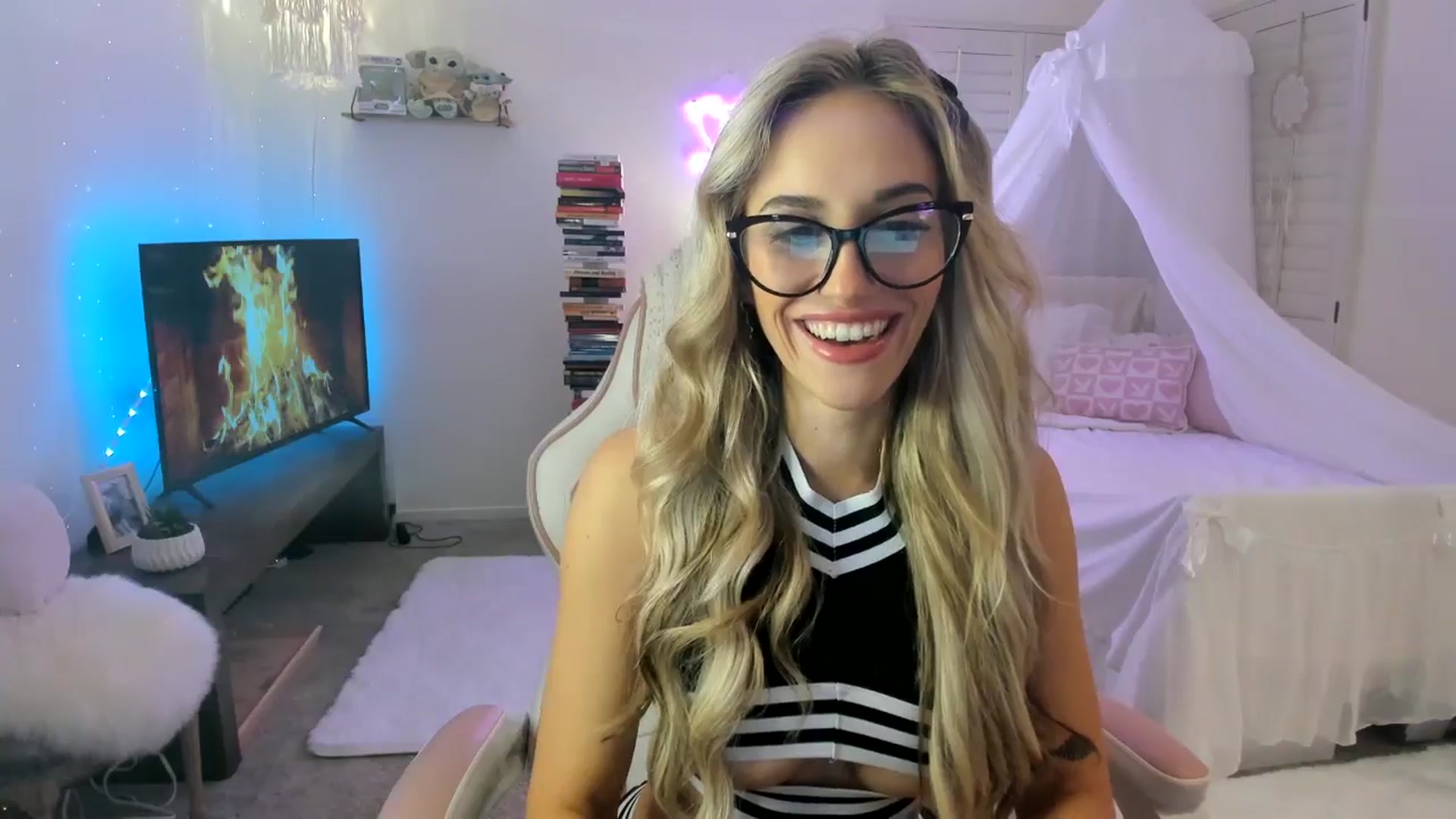 Gallery image thumbnail from LillieQ's myfreecams stream on, 05/06/2025, 06:25 image 2 of 20