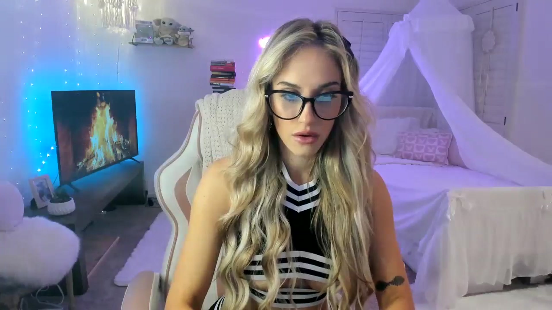Gallery image thumbnail from LillieQ's myfreecams stream on, 05/06/2025, 06:25 image 10 of 20