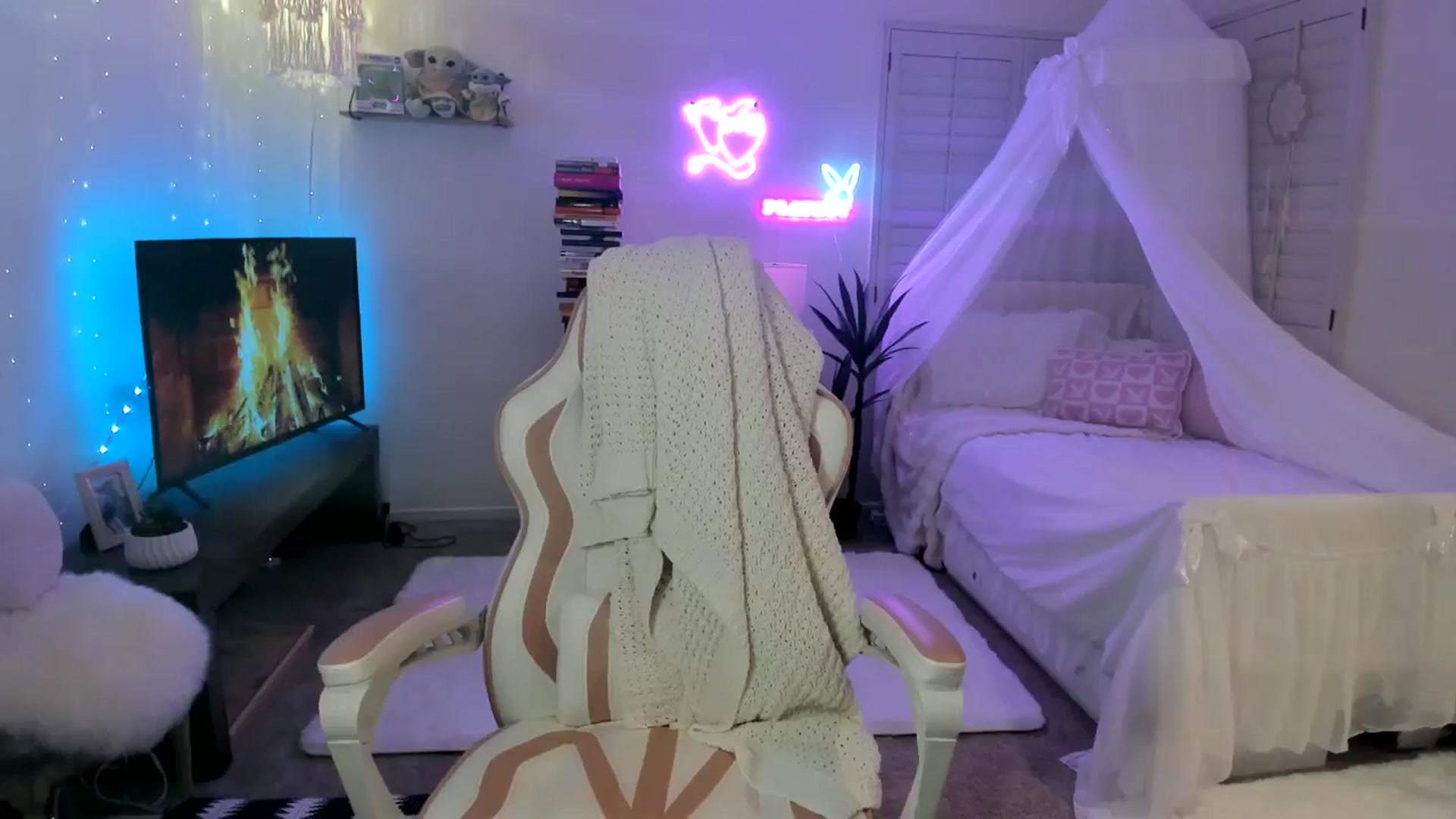 Gallery image thumbnail from LillieQ's myfreecams stream on, 05/06/2025, 06:25 image 15 of 20
