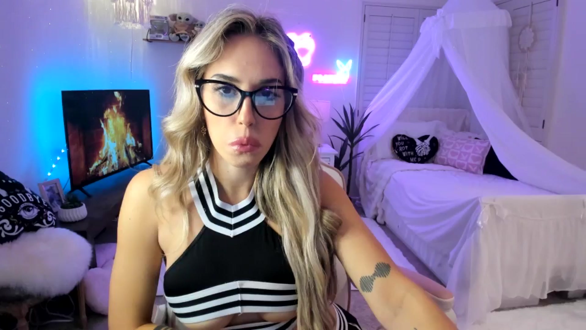 Gallery image thumbnail from LillieQ's myfreecams stream on, 05/06/2025, 06:25 image 20 of 20