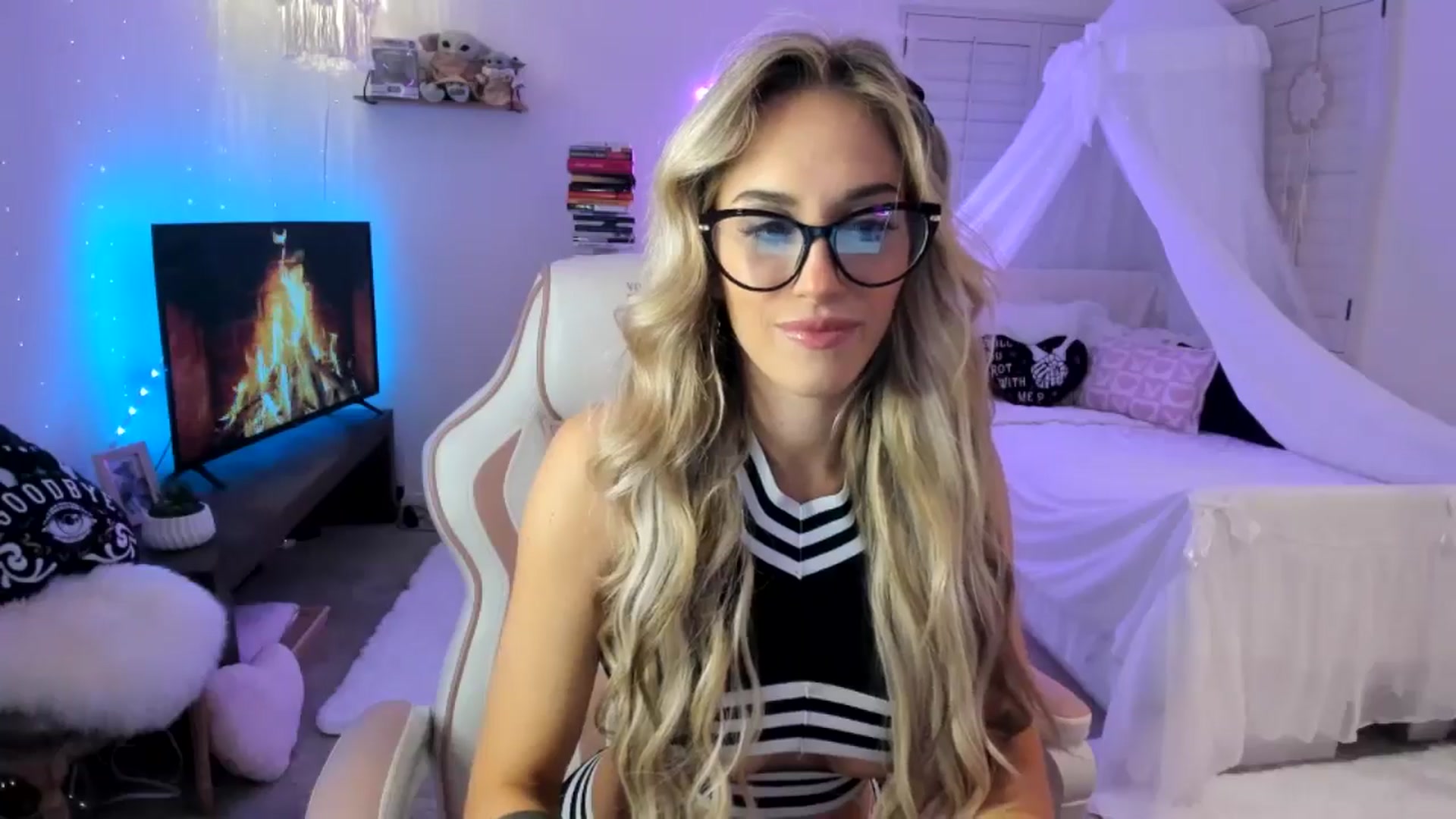 Gallery image thumbnail from LillieQ's myfreecams stream on, 05/06/2025, 06:25 image 18 of 20