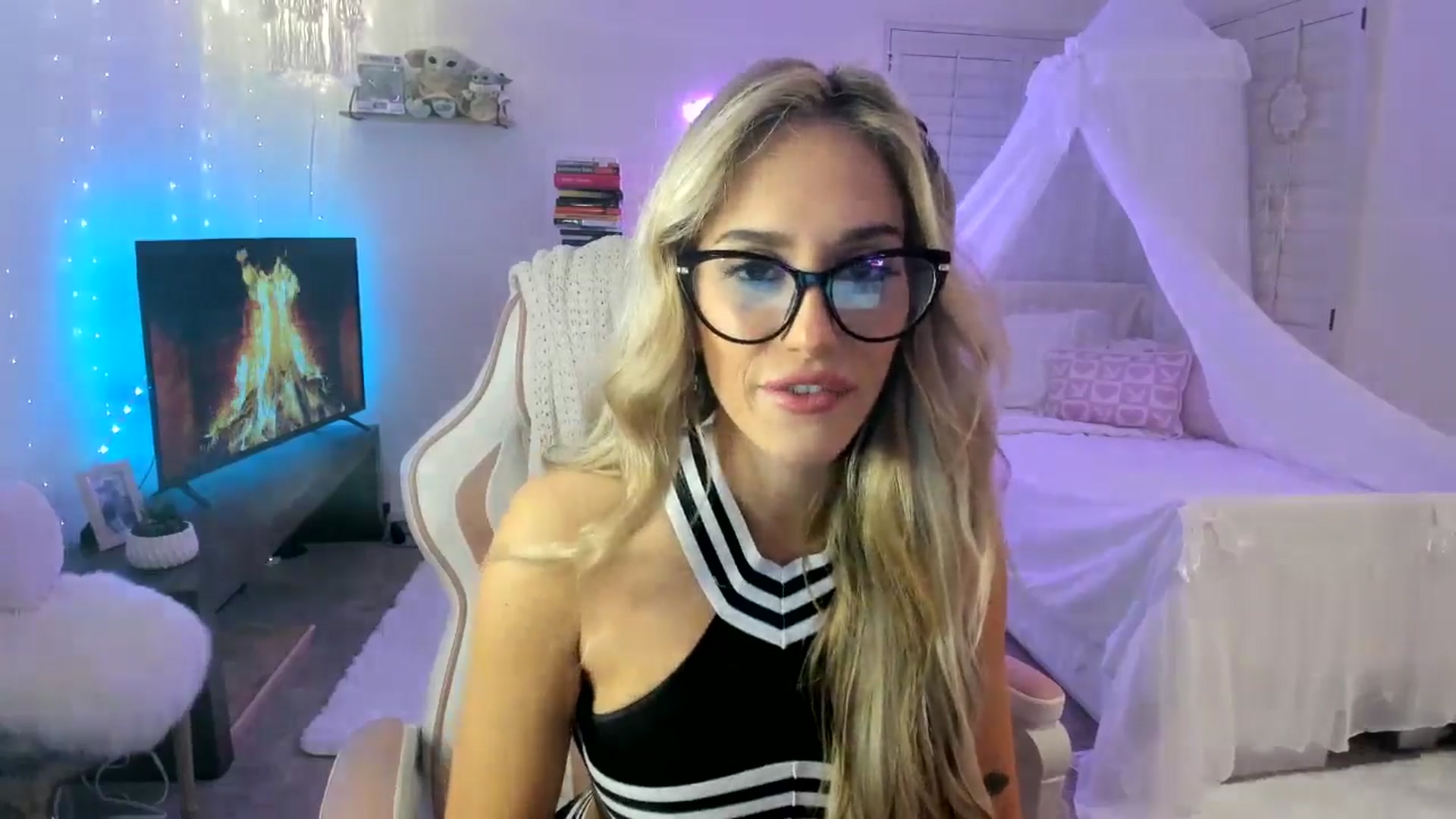 Gallery image thumbnail from LillieQ's myfreecams stream on, 05/06/2025, 06:25 image 11 of 20