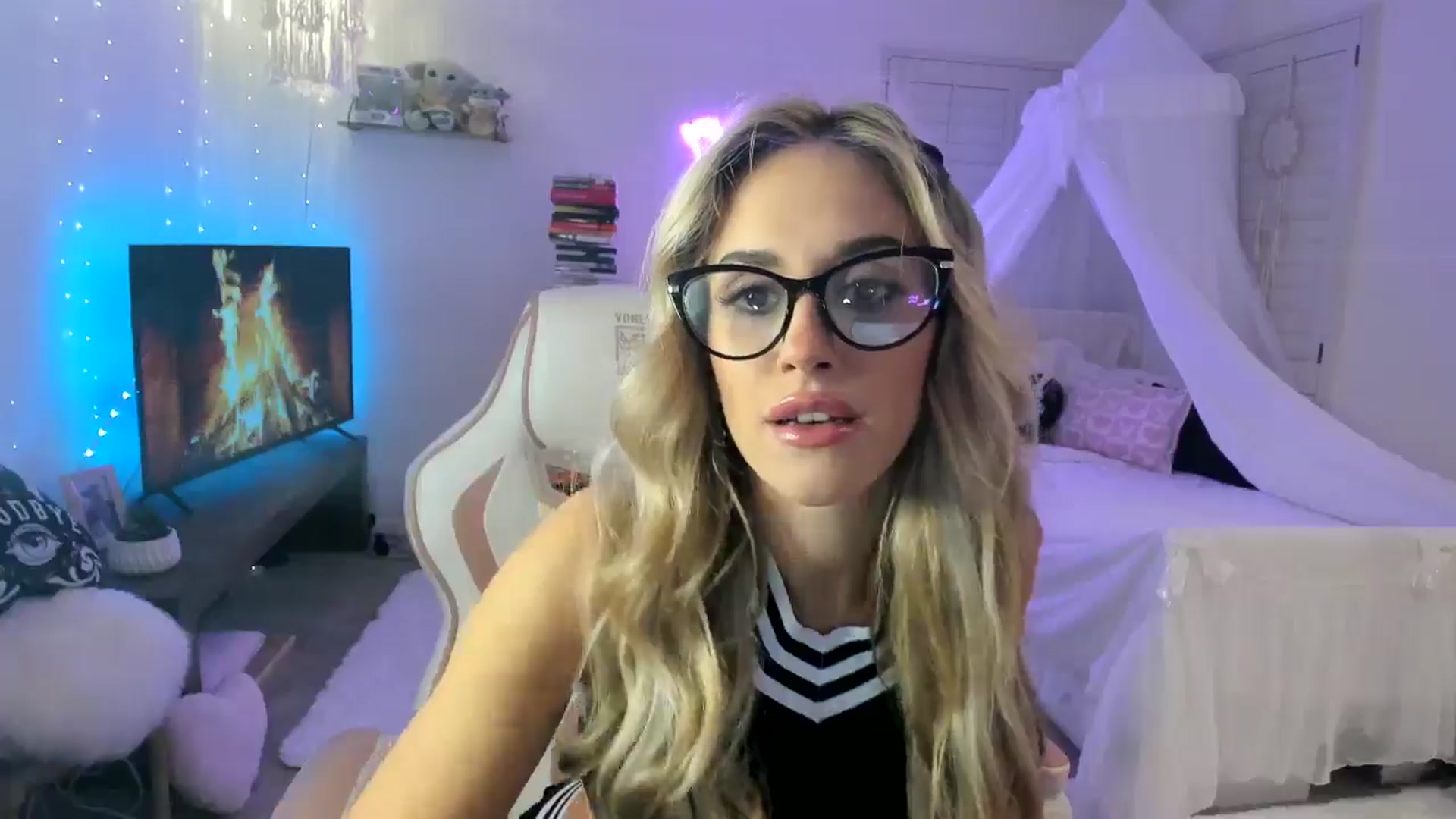 Gallery image thumbnail from LillieQ's myfreecams stream on, 05/06/2025, 06:25 image 17 of 20