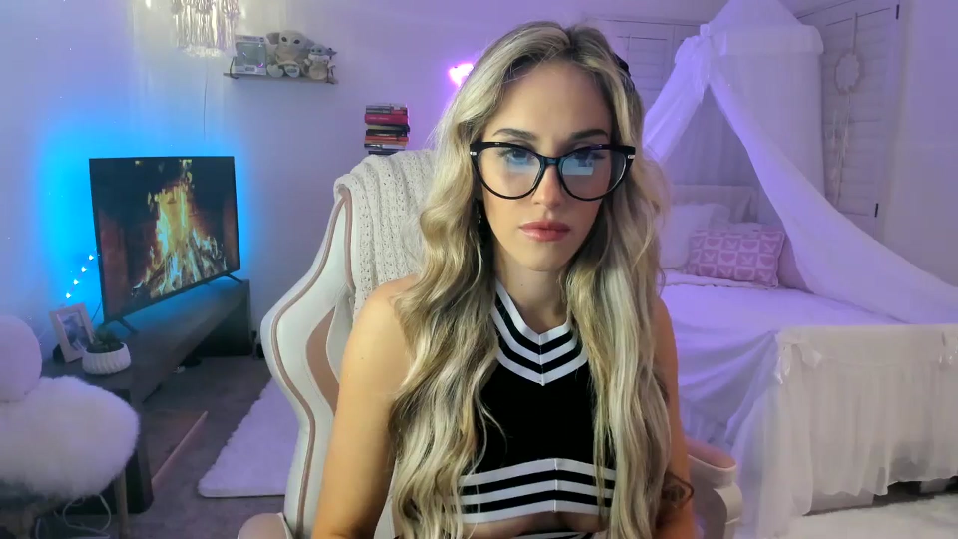 Gallery image thumbnail from LillieQ's myfreecams stream on, 05/06/2025, 06:25 image 8 of 20