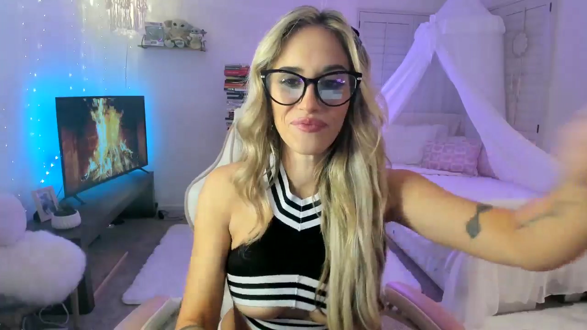Gallery image thumbnail from LillieQ's myfreecams stream on, 05/06/2025, 06:25 image 12 of 20