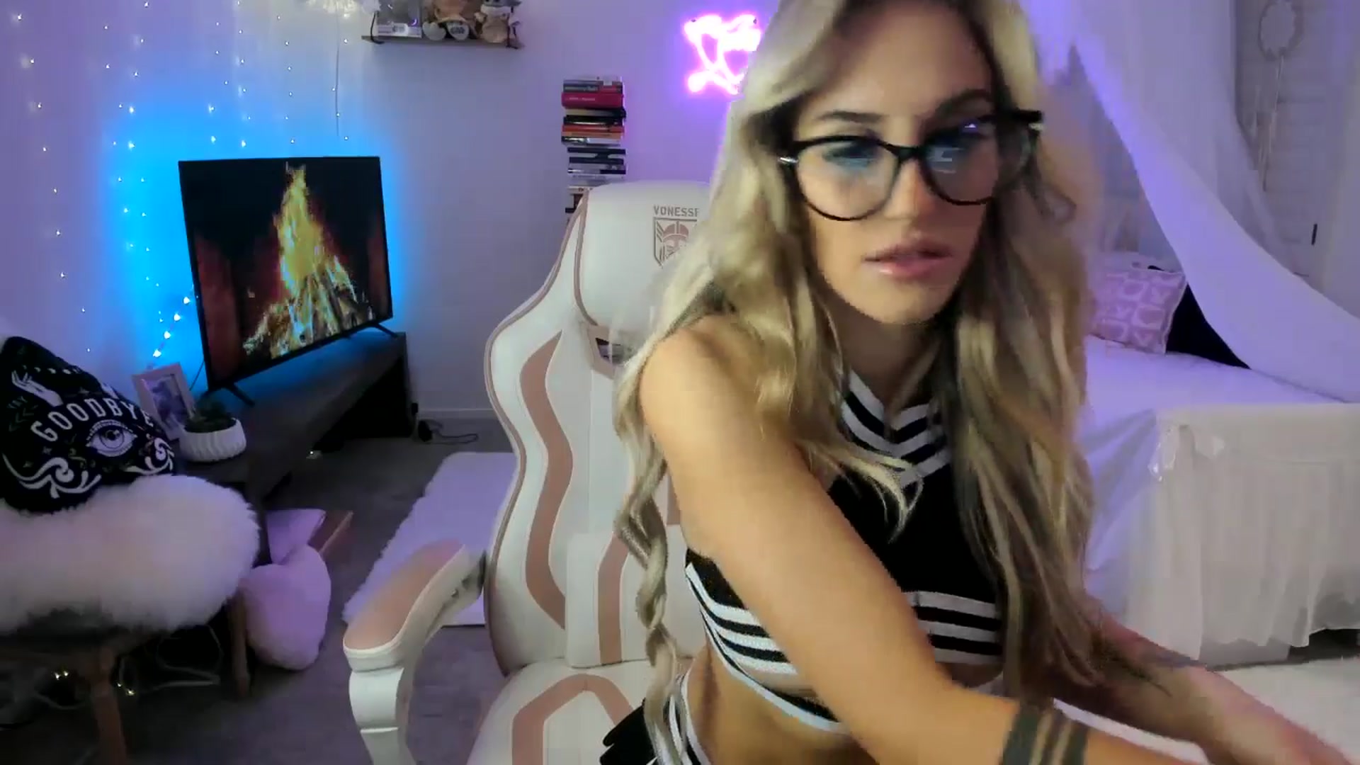 Gallery image thumbnail from LillieQ's myfreecams stream on, 05/06/2025, 06:54 image 19 of 20