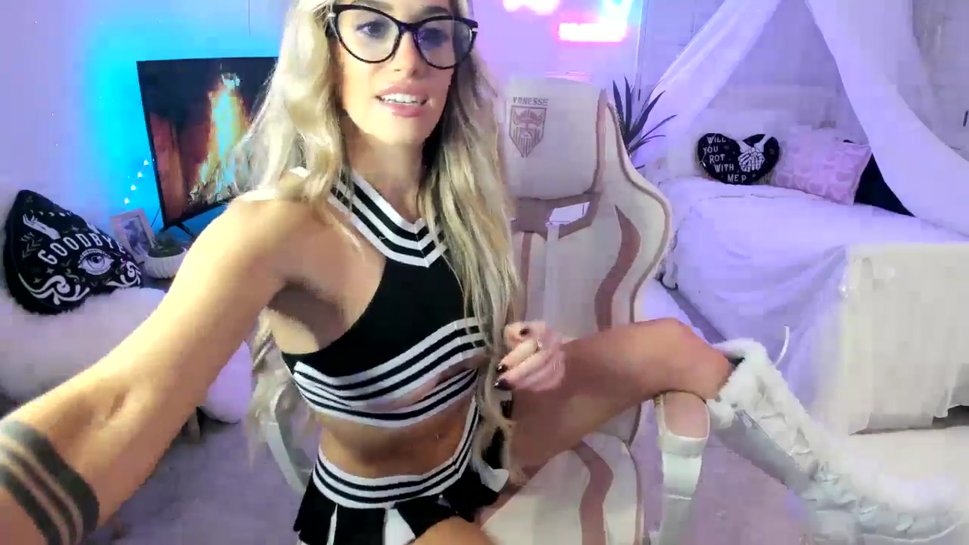 Gallery image thumbnail from LillieQ's myfreecams stream on, 05/06/2025, 06:54 image 3 of 20