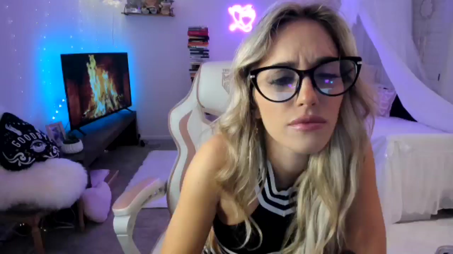 Gallery image thumbnail from LillieQ's myfreecams stream on, 05/06/2025, 06:54 image 17 of 20