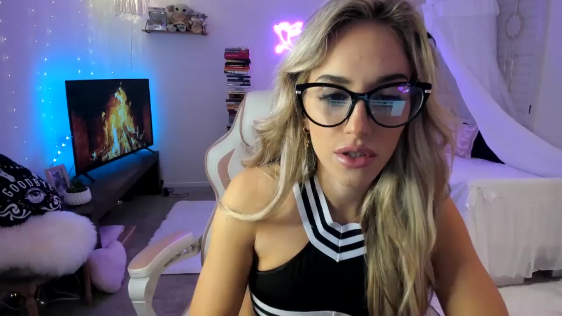 Gallery image thumbnail from LillieQ's myfreecams stream on, 05/06/2025, 06:54 image 10 of 20