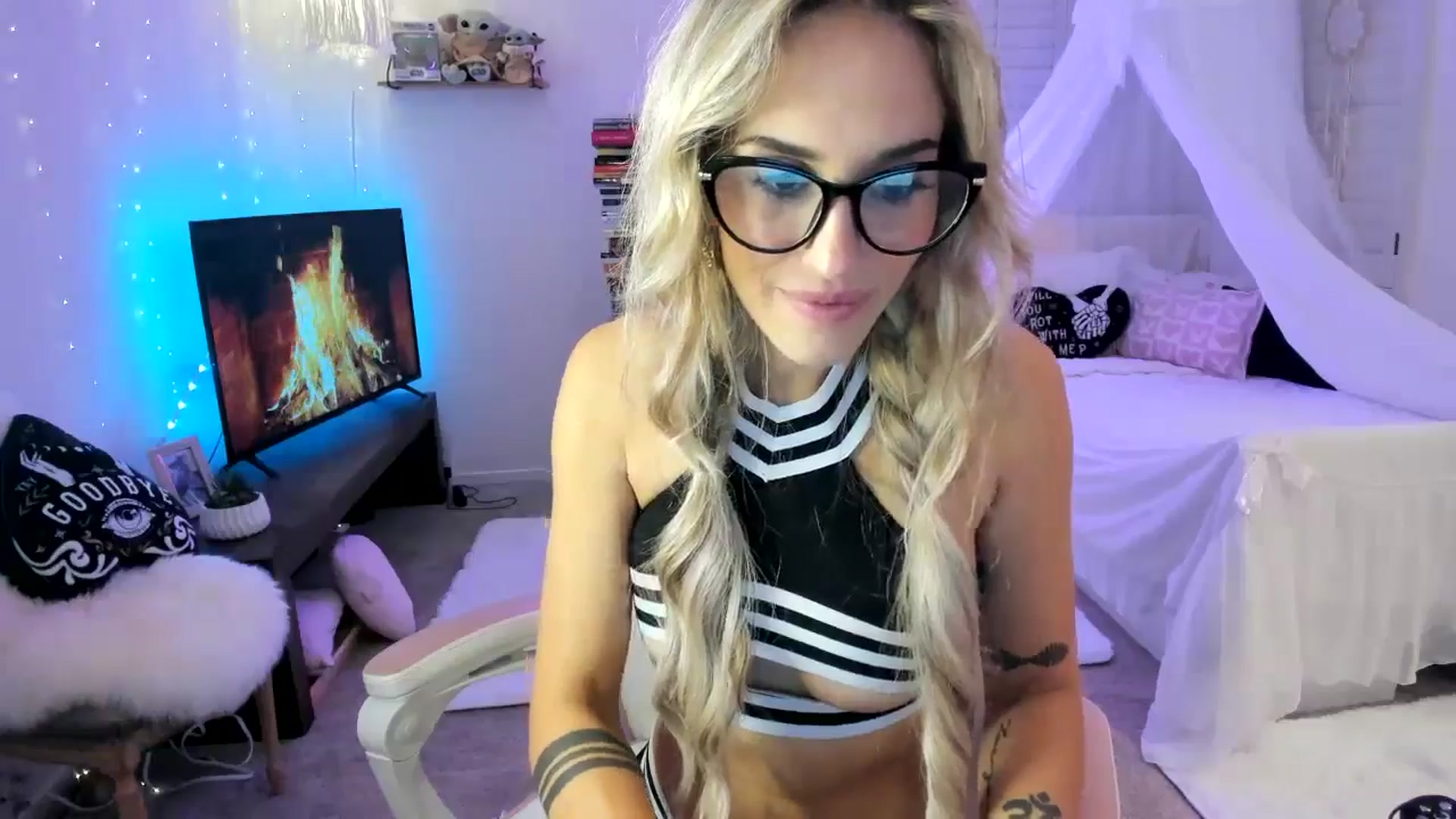 Gallery image thumbnail from LillieQ's myfreecams stream on, 05/06/2025, 11:38 image 12 of 20