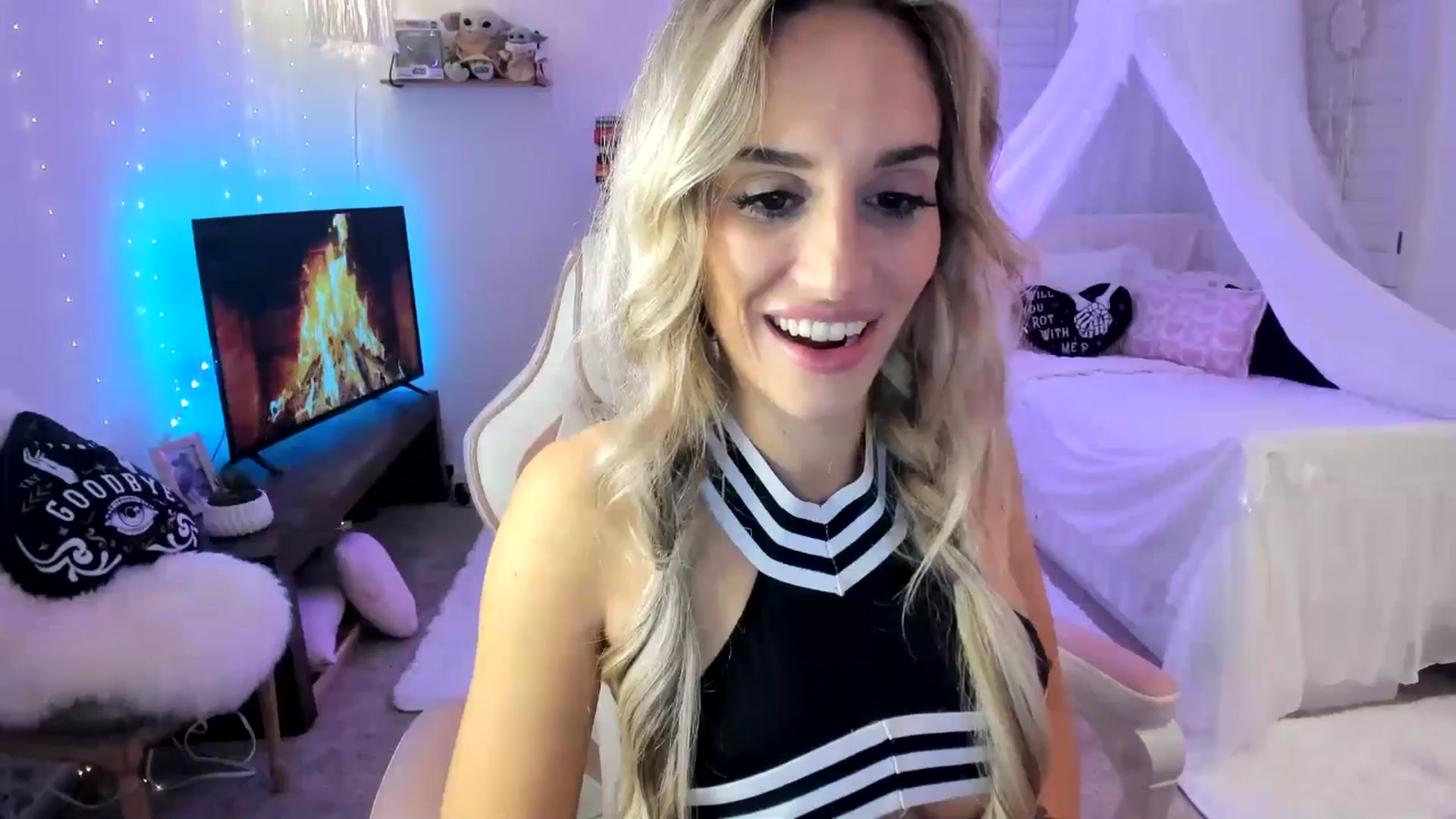 Gallery image thumbnail from LillieQ's myfreecams stream on, 05/06/2025, 11:38 image 11 of 20
